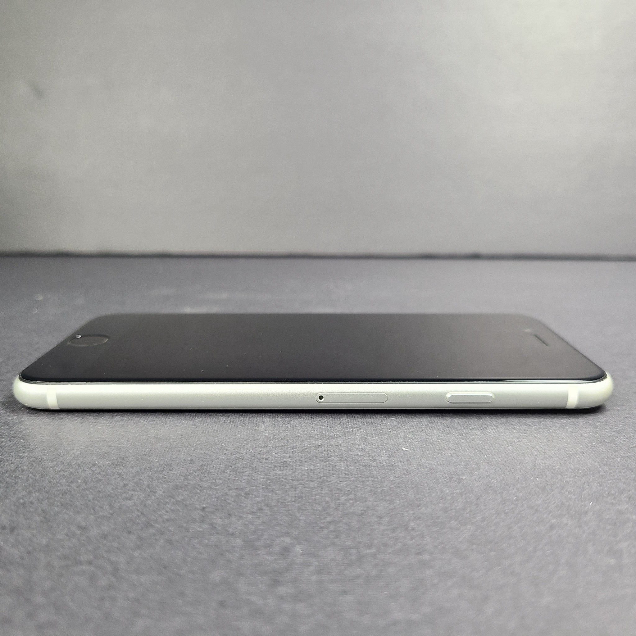 Apple iPhone SE 2 2nd Gen. (2020) – 64GB – White (Locked to Rogers)