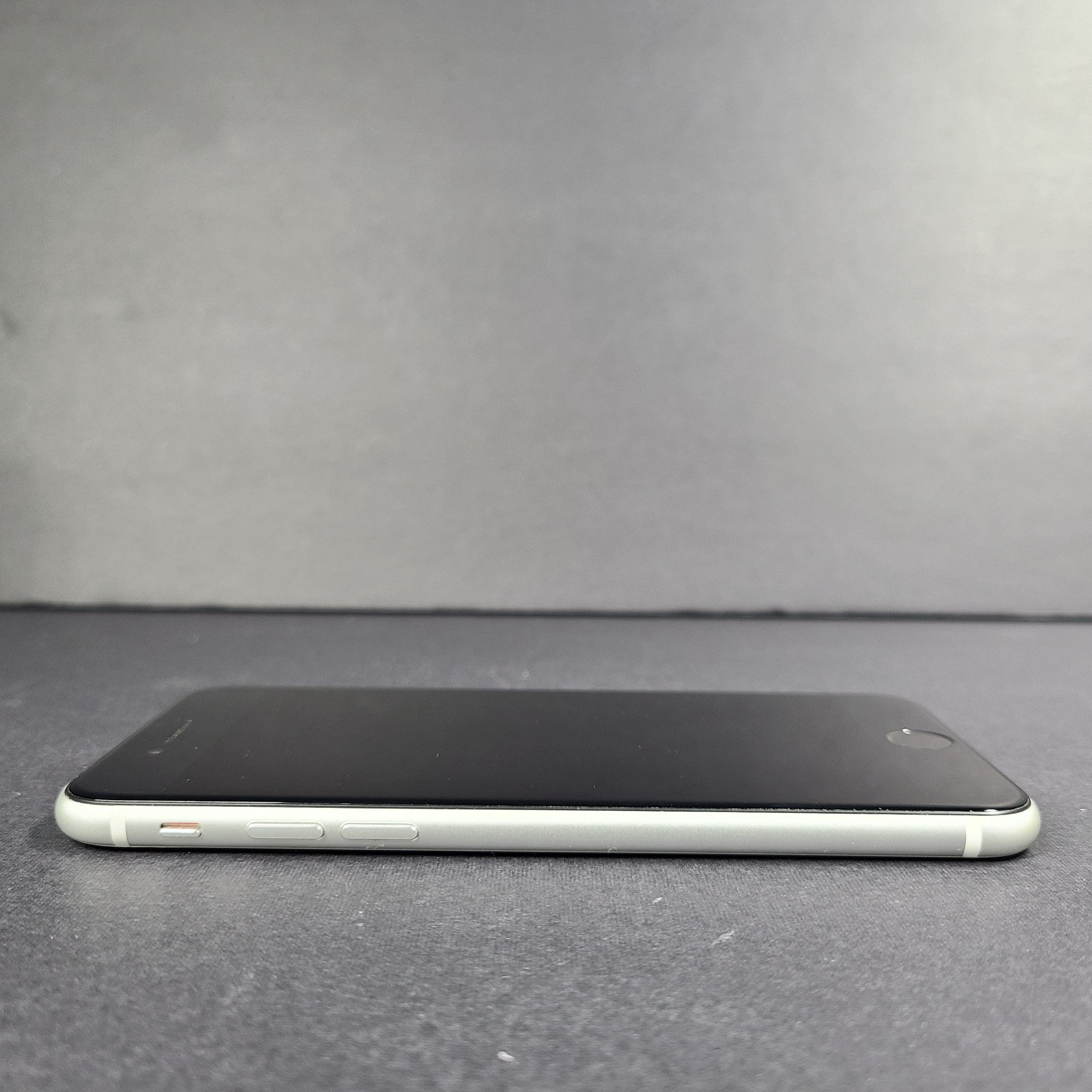 Apple iPhone SE 2 2nd Gen. (2020) – 64GB – White (Locked to Rogers)