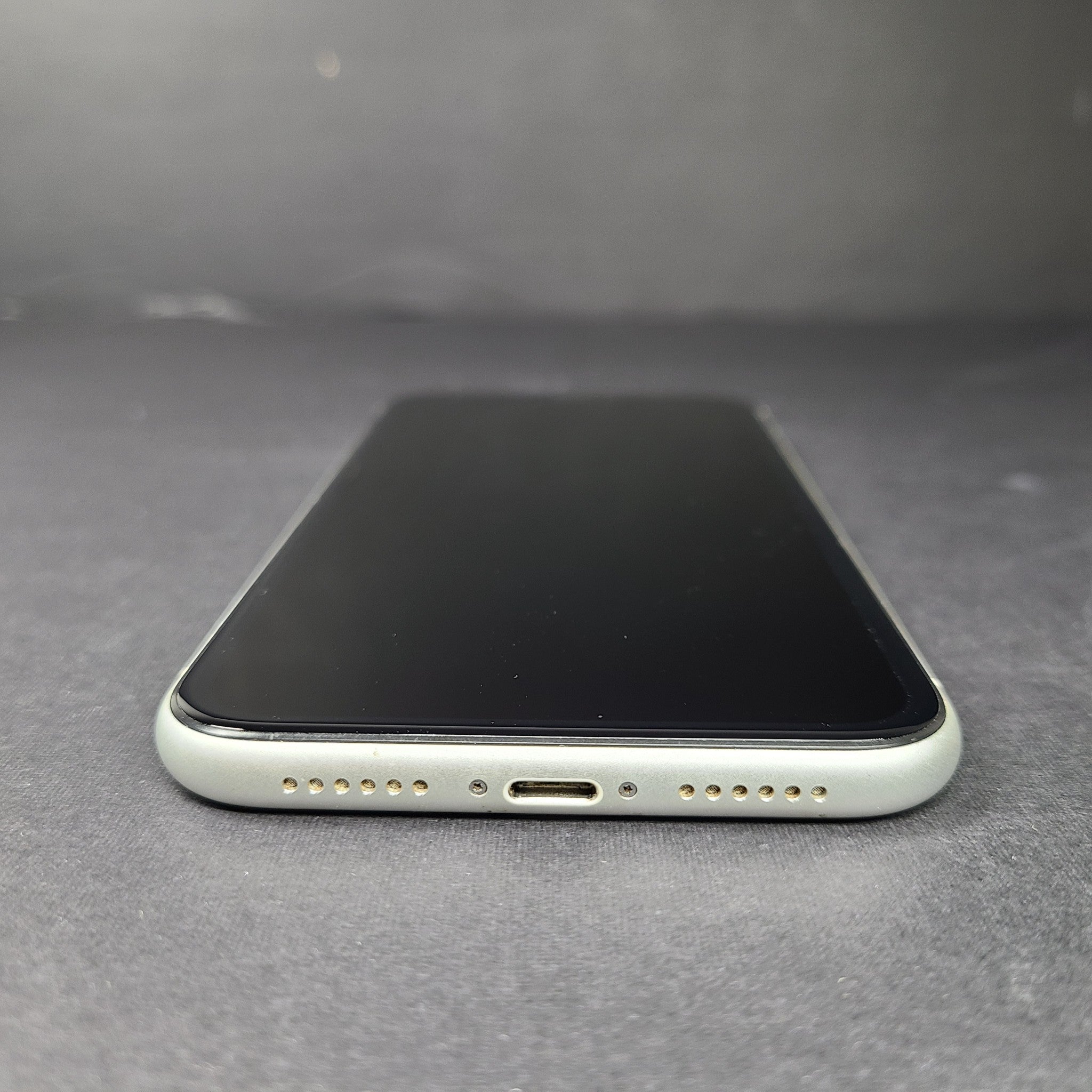 Apple iPhone XR - 64GB - White (Locked to AT&T) A1984 iOS Smartphone