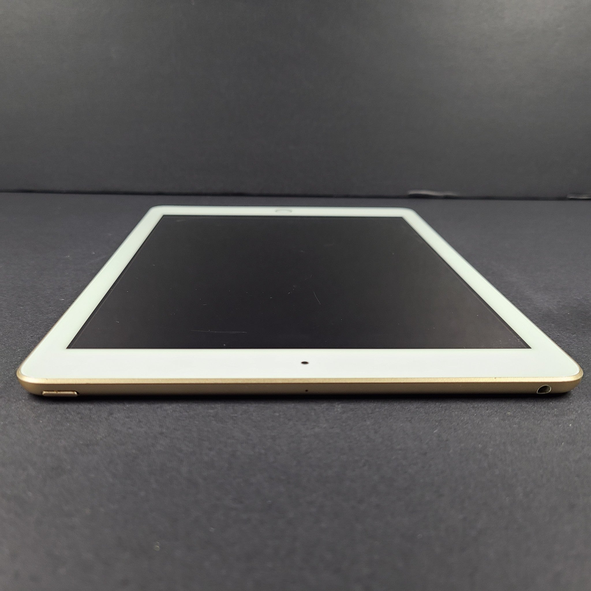 Apple iPad 5 5th Gen. 32GB, Wi-Fi, 9.7in - Gold iOS Tablet A1822 A1