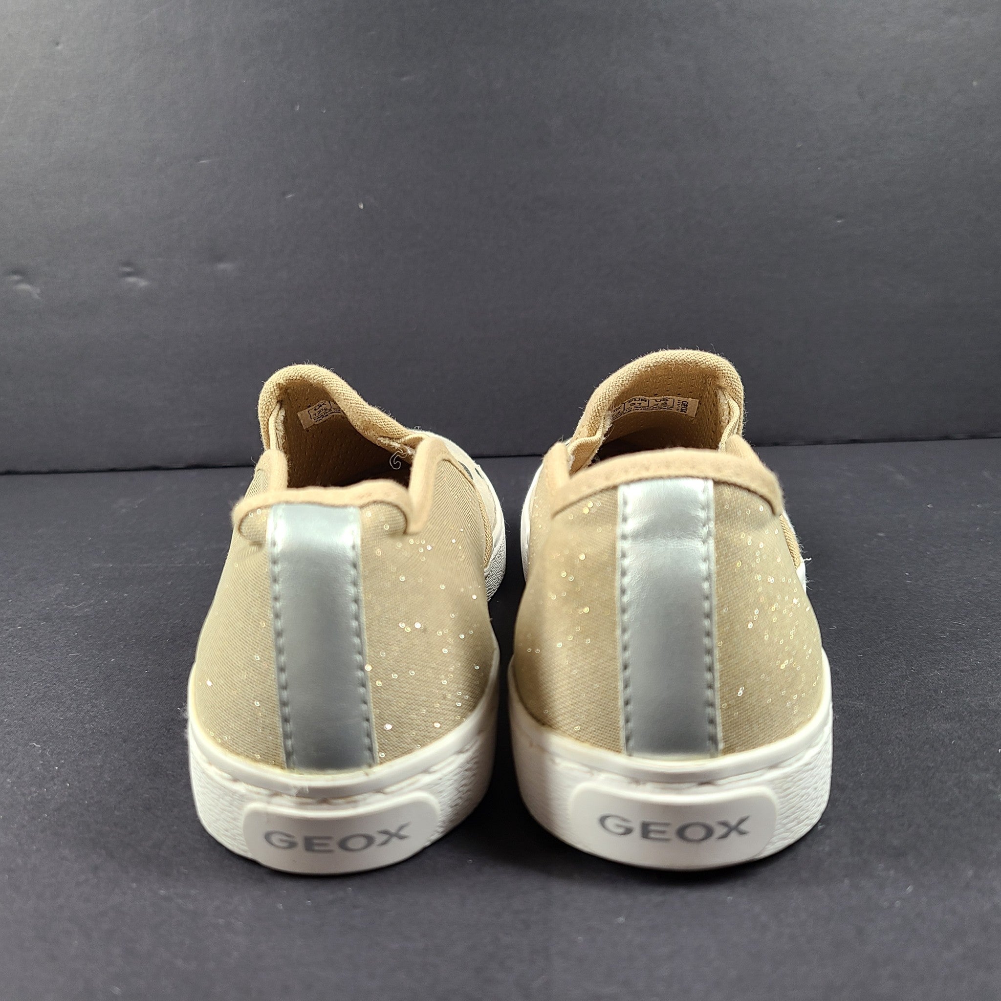 Geox Kilwi G Kids' Girls' Slip-On Sneakers Loafers in Beige/Silver US 13