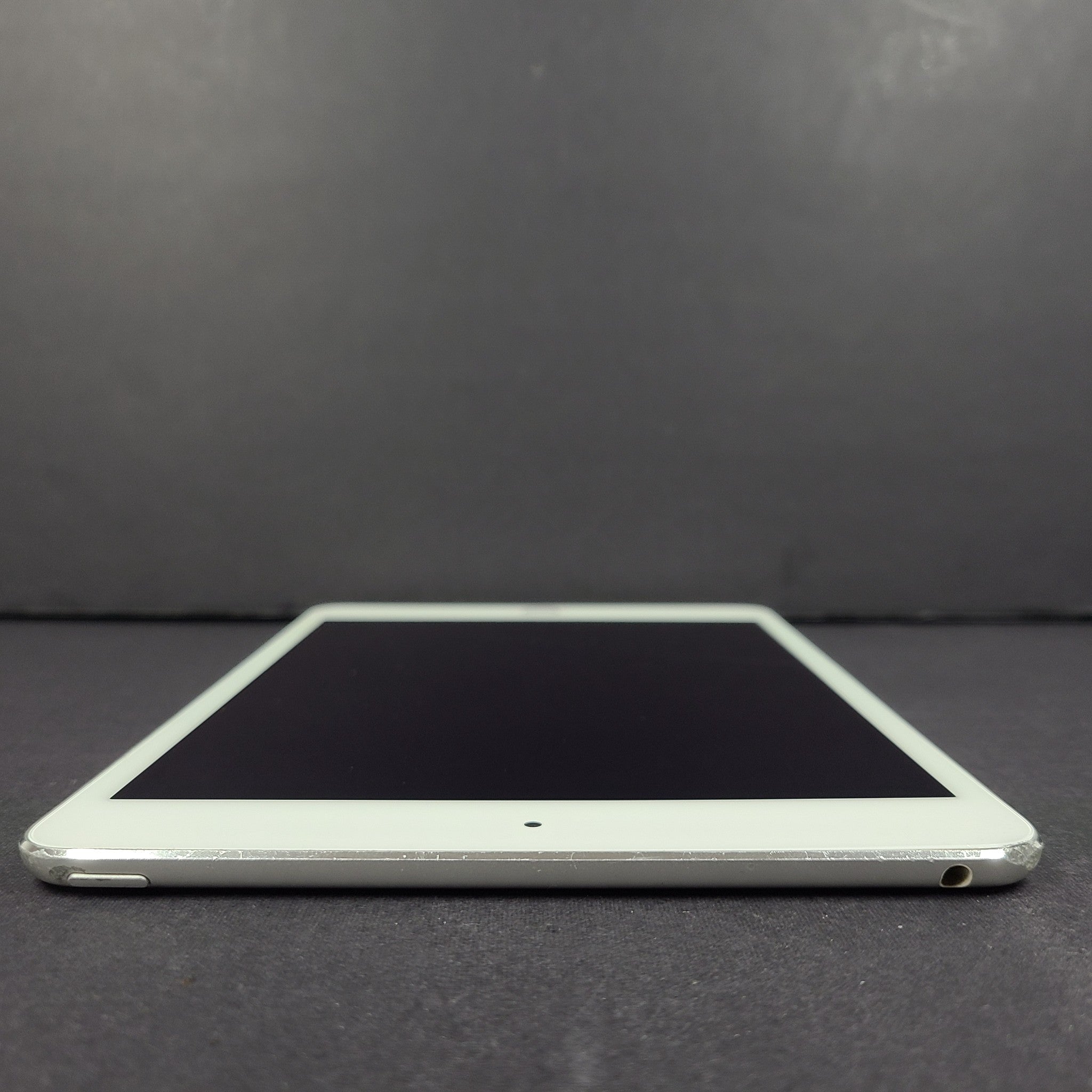 Apple iPad mini 4 (4th Gen) 128GB, Wi-Fi, 7.9in iOS Tablet A1538 - Silver READ