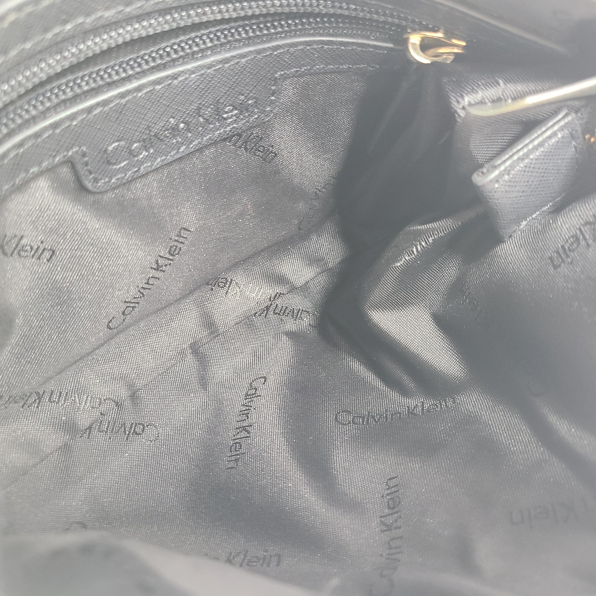 Calvin Klein Women's Crossbody Zipper Bag Adjustable Strap Vegan Leather Black