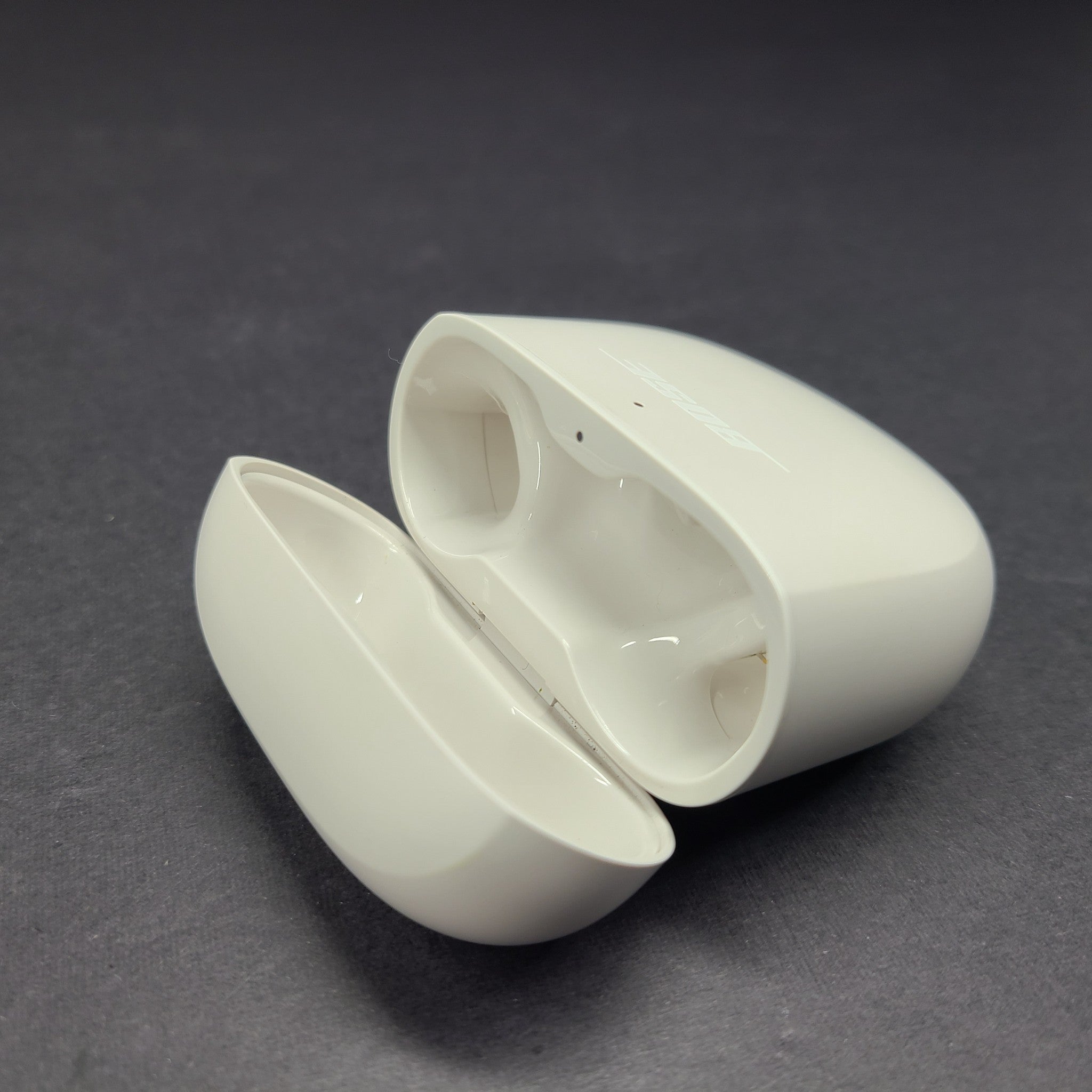 Original Bose Quietcomfort ii Earbuds 435911 Charging Case ONLY - White
