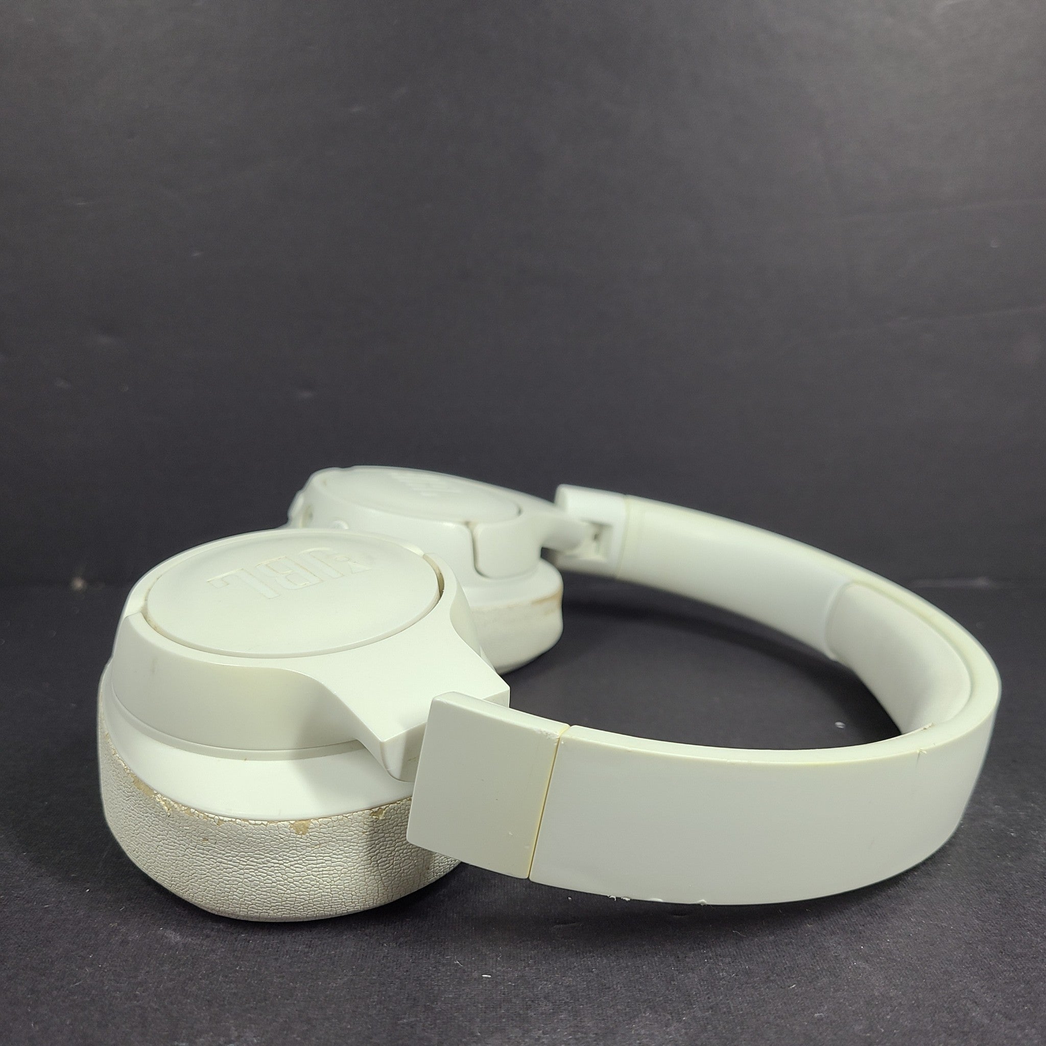 JBL Tune 700BT Wireless Over-Ear Headphones Bluetooth White READ