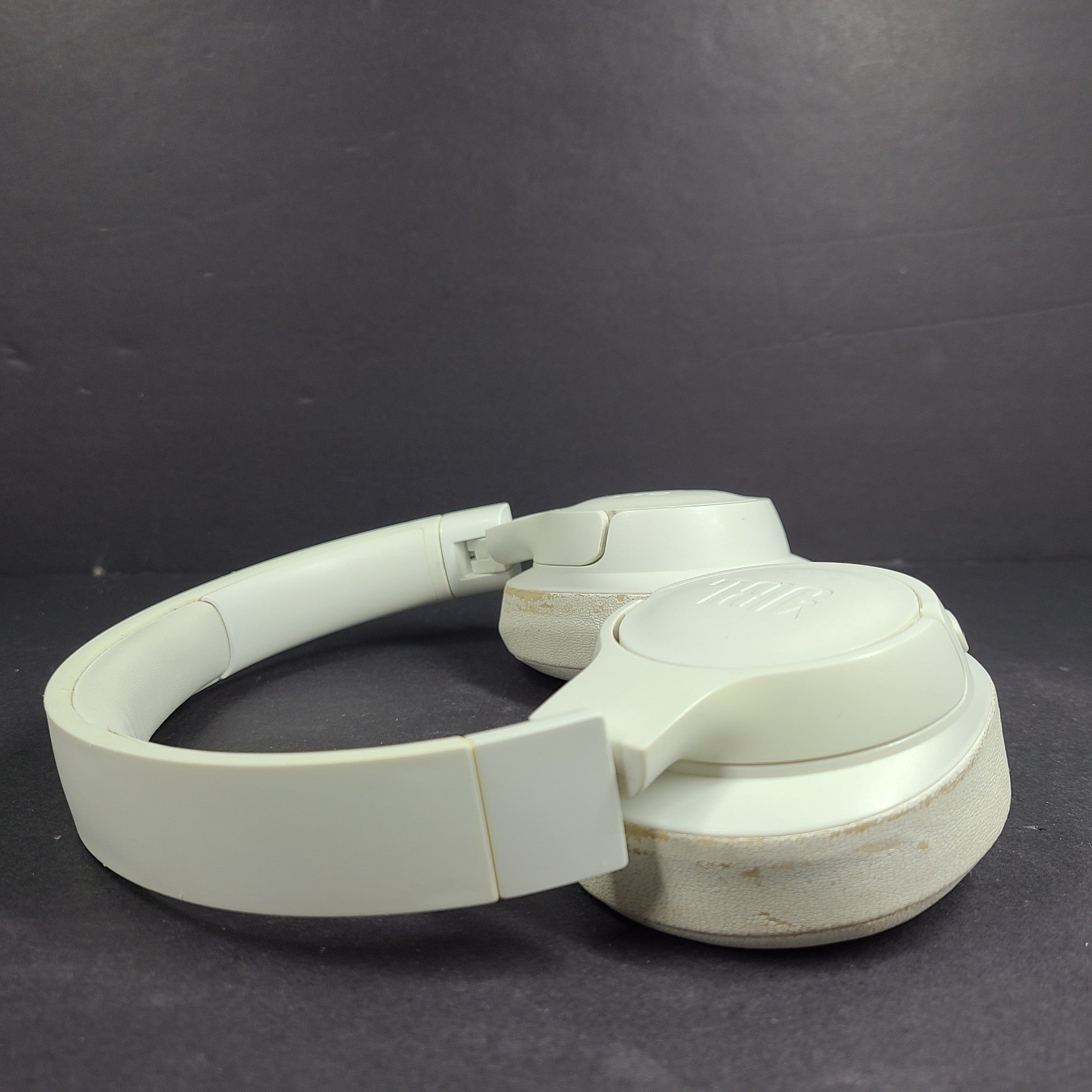 JBL Tune 700BT Wireless Over-Ear Headphones Bluetooth White READ