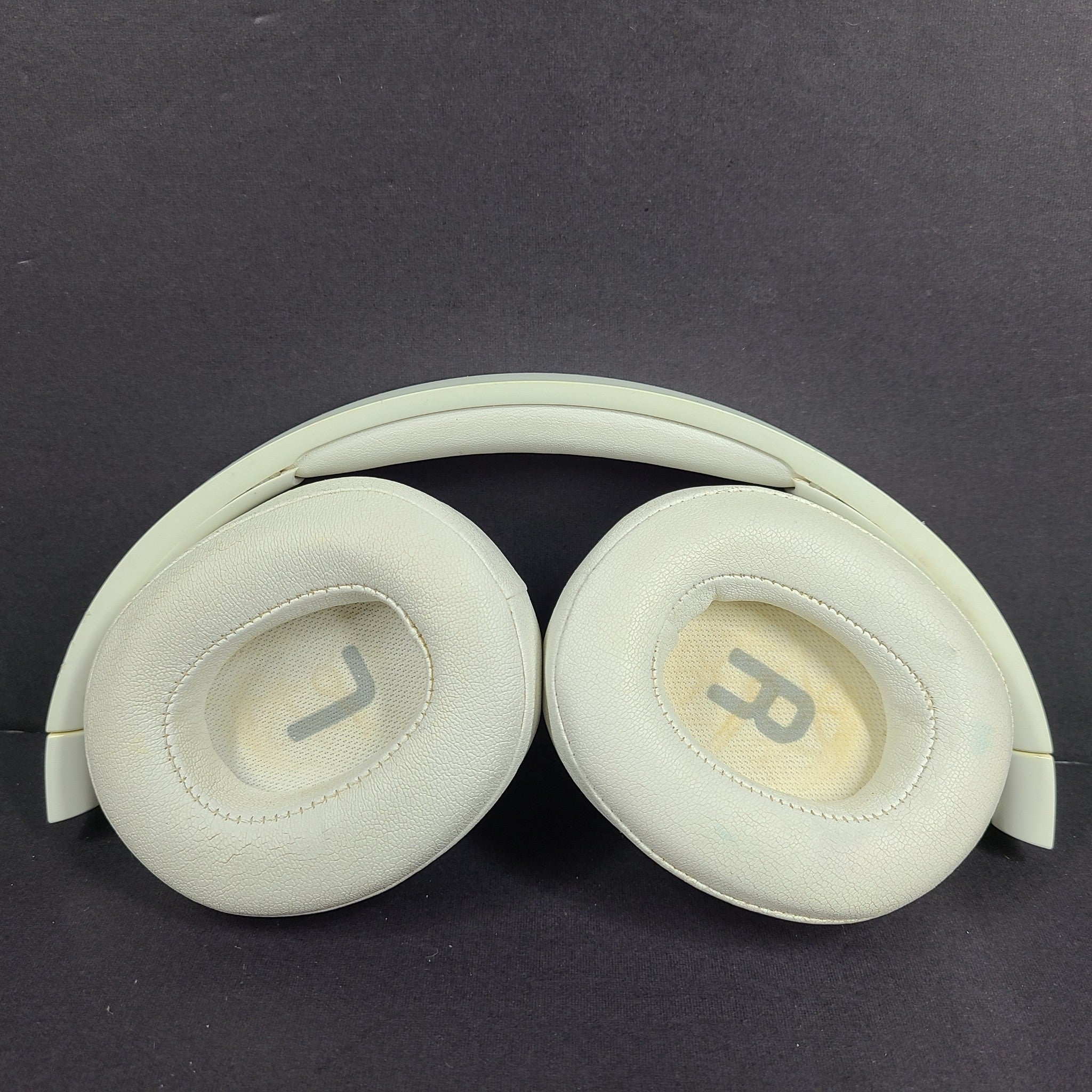 JBL Tune 700BT Wireless Over-Ear Headphones Bluetooth White READ