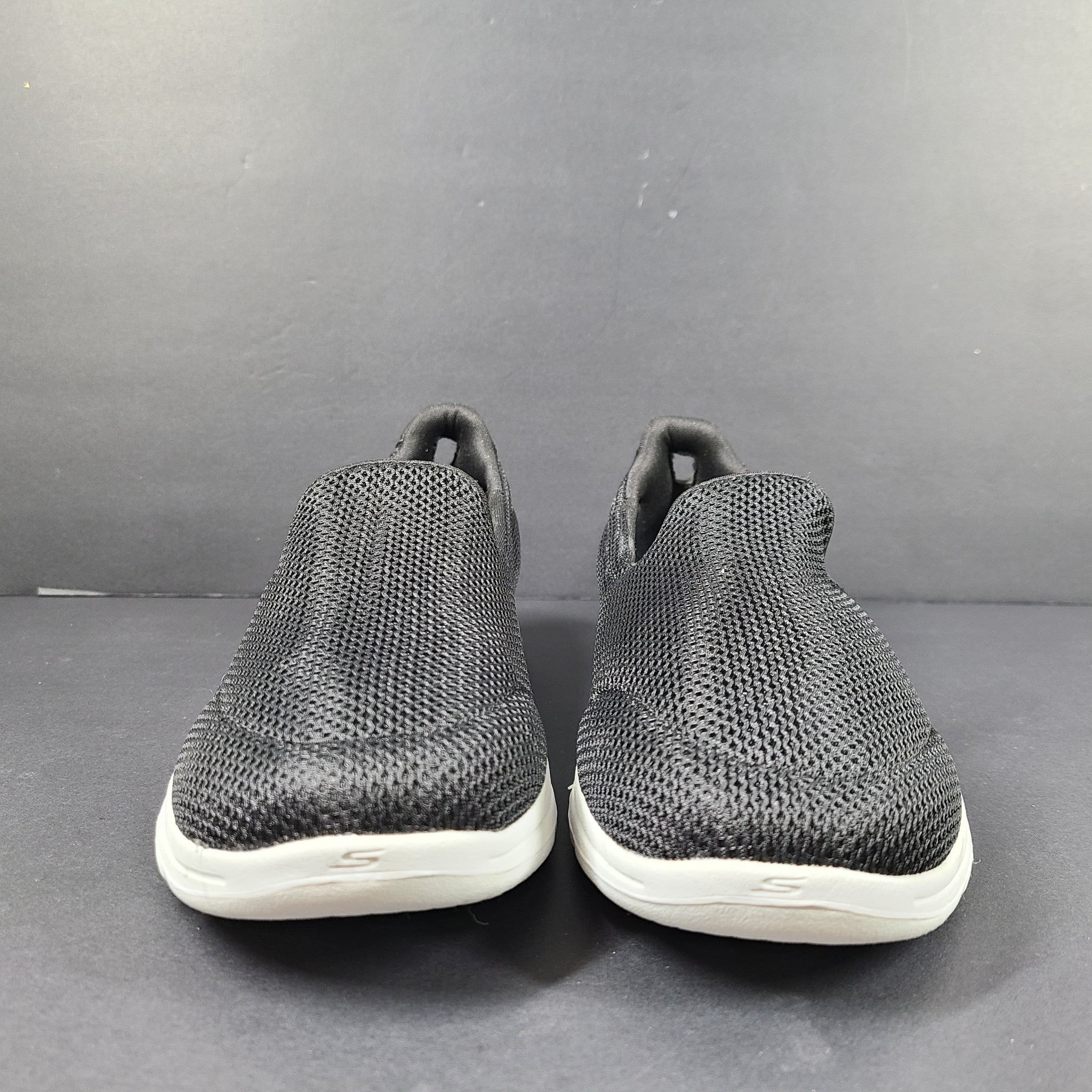 Skechers Women's Go Walk 5 Slip On Sneakers Lightweight Cushioned Black Sz 8