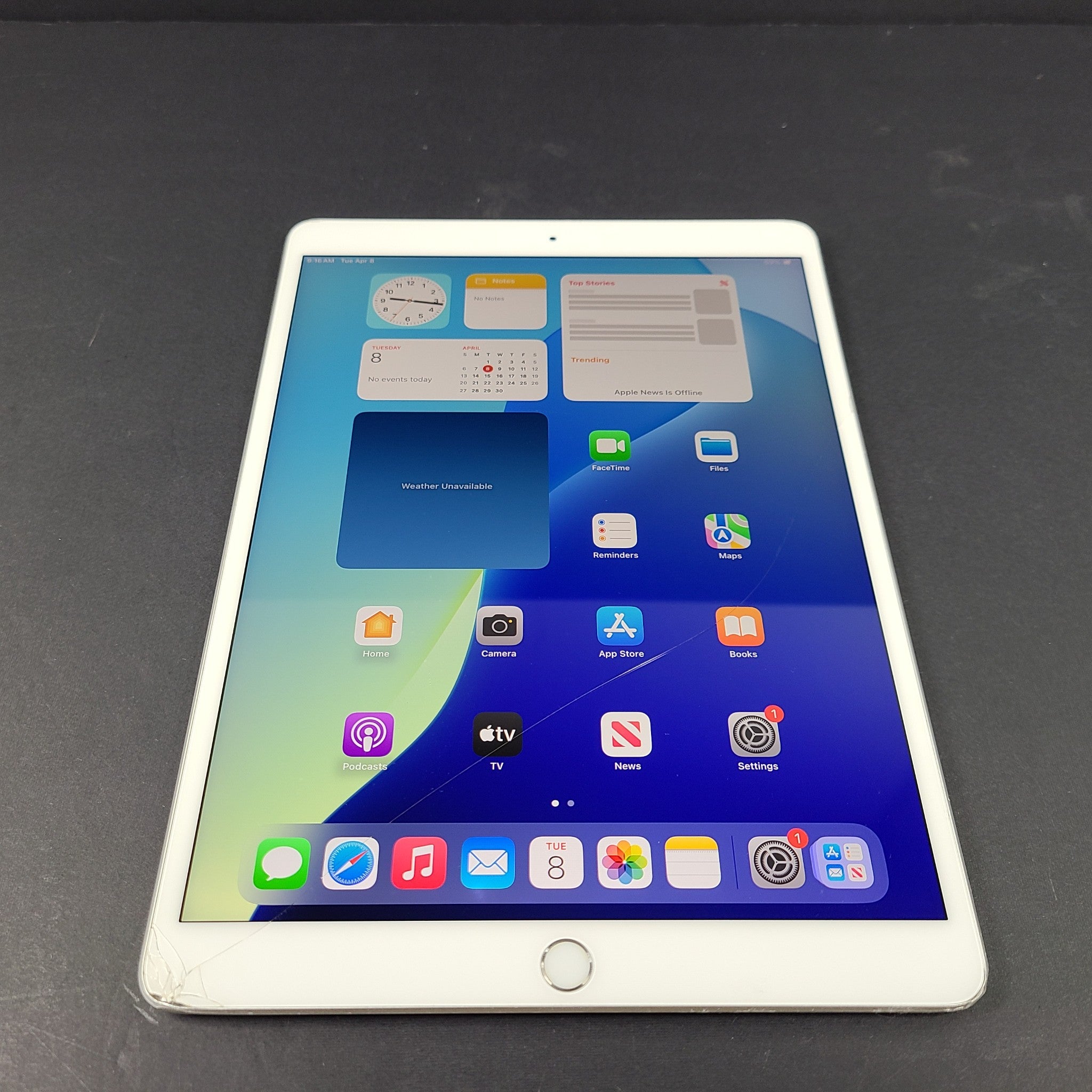 Apple iPad Air 3 (3rd Generation), A2152 64GB, Wi-Fi only 10.5in - Silver READ!!