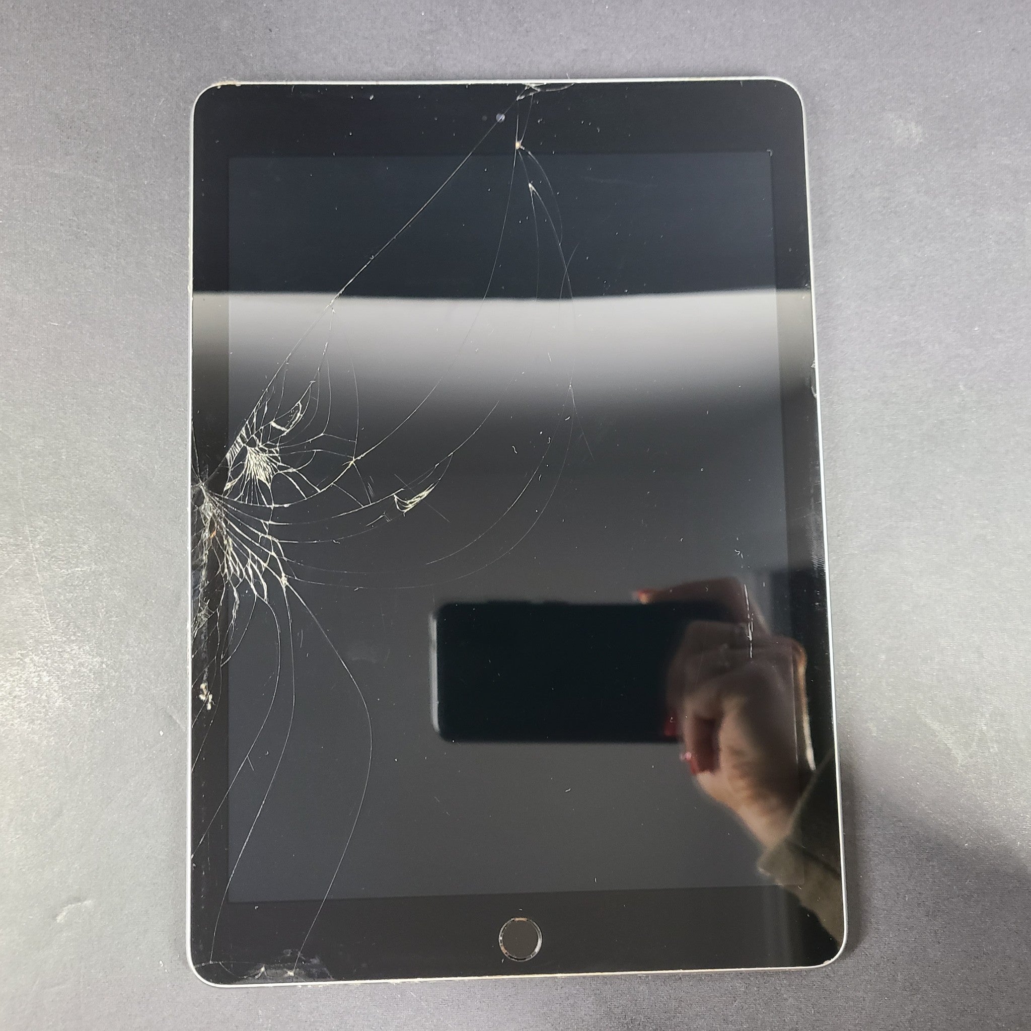 Apple iPad 6th Generation 9.7in A1893 32GB Wi-Fi - Space Gray READ screen v2