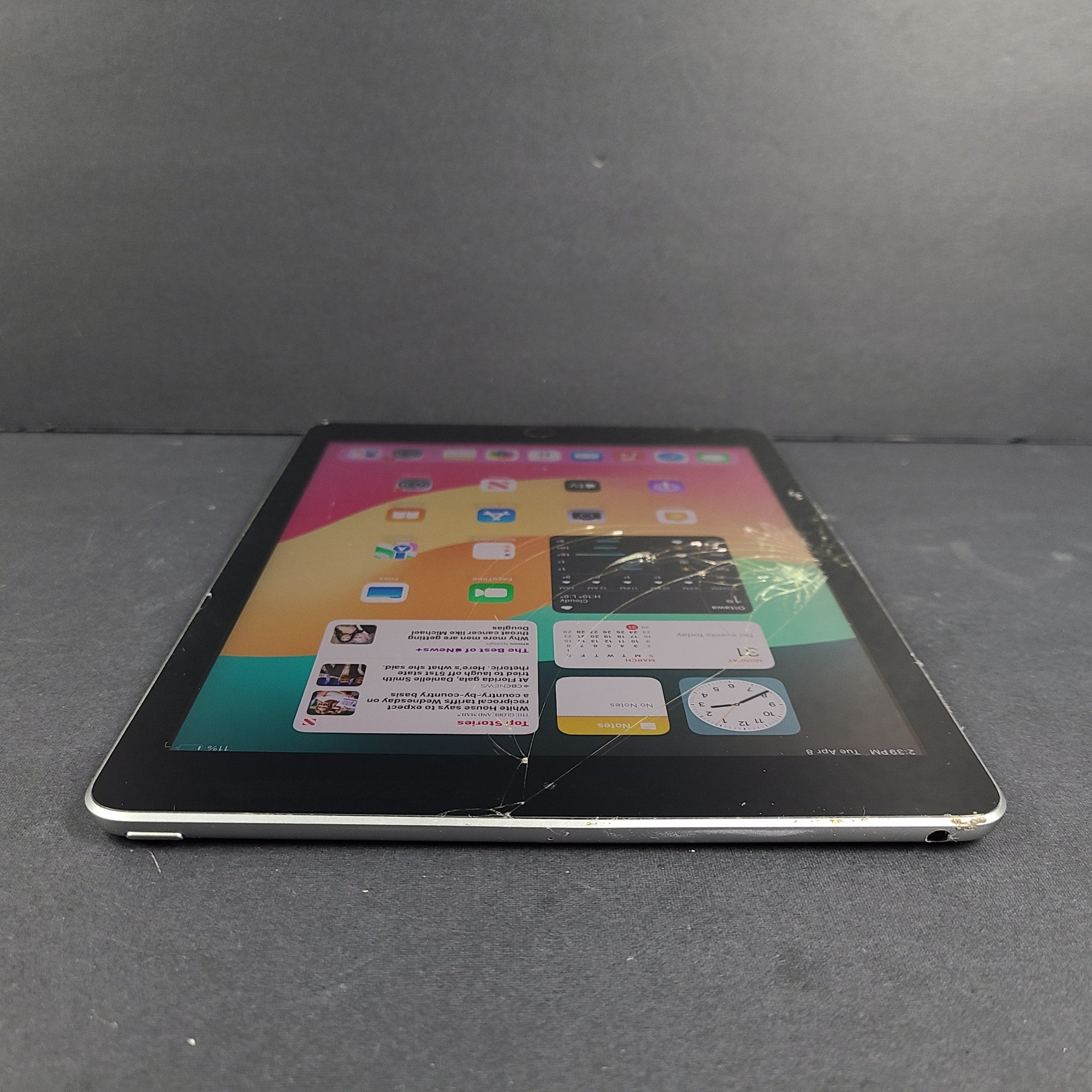 Apple iPad 6th Generation 9.7in A1893 32GB Wi-Fi - Space Gray READ screen v2