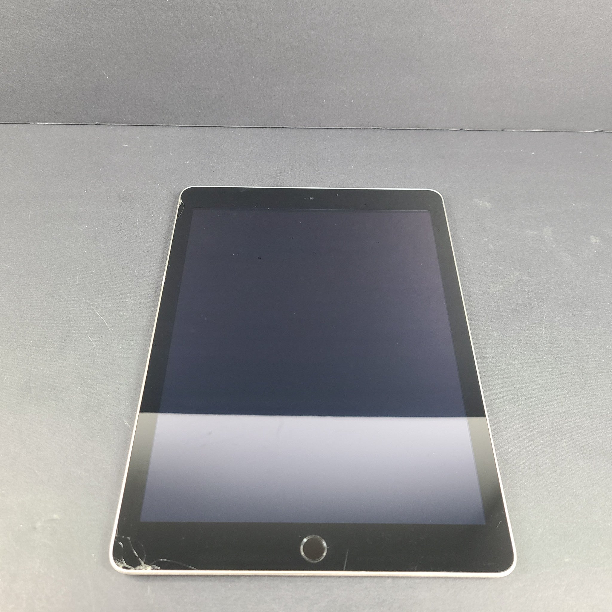 Apple iPad 5 5th Generation A1822 128GB Wi-Fi 9.7in - Space Gray