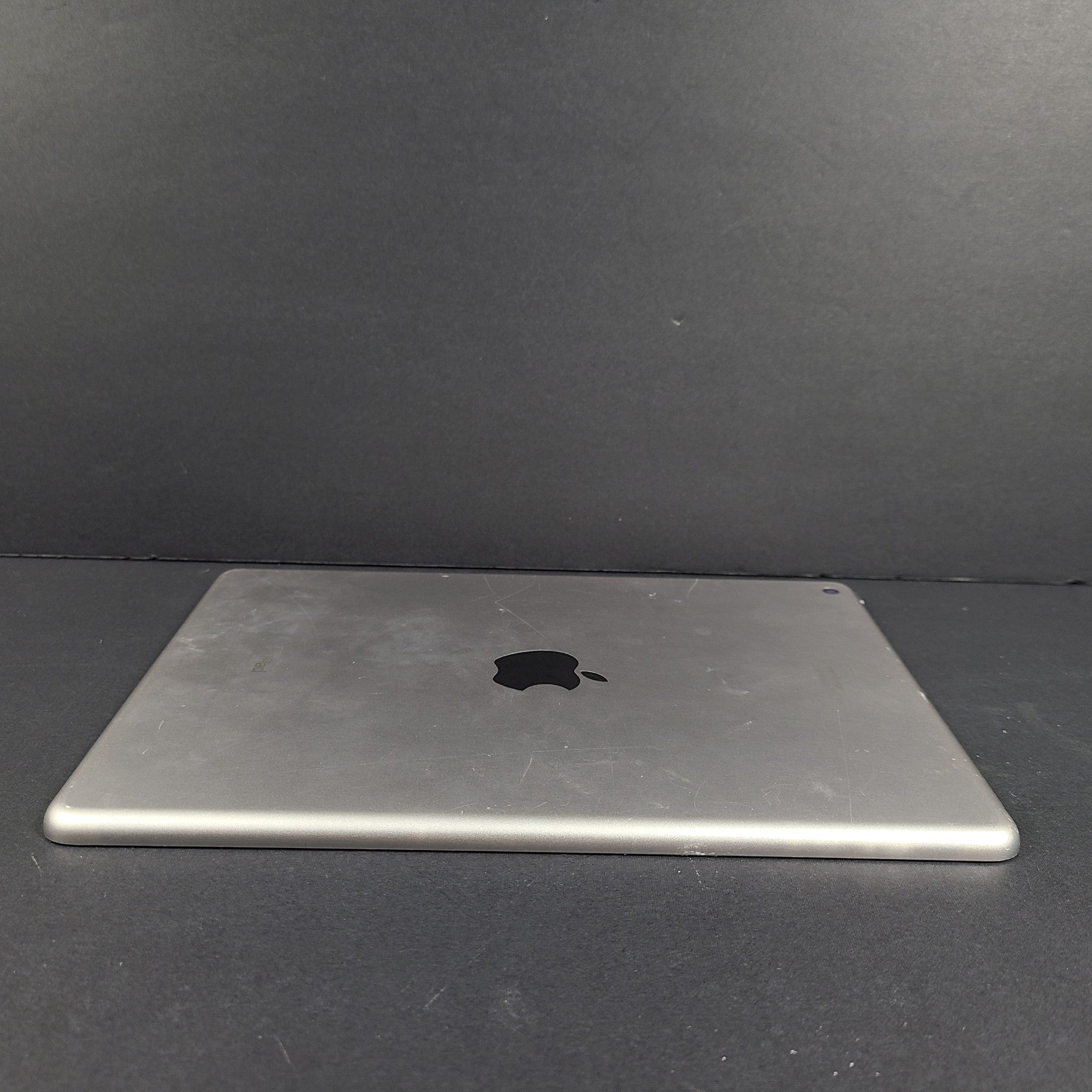 Apple iPad 5 5th Generation A1822 128GB Wi-Fi 9.7in - Space Gray