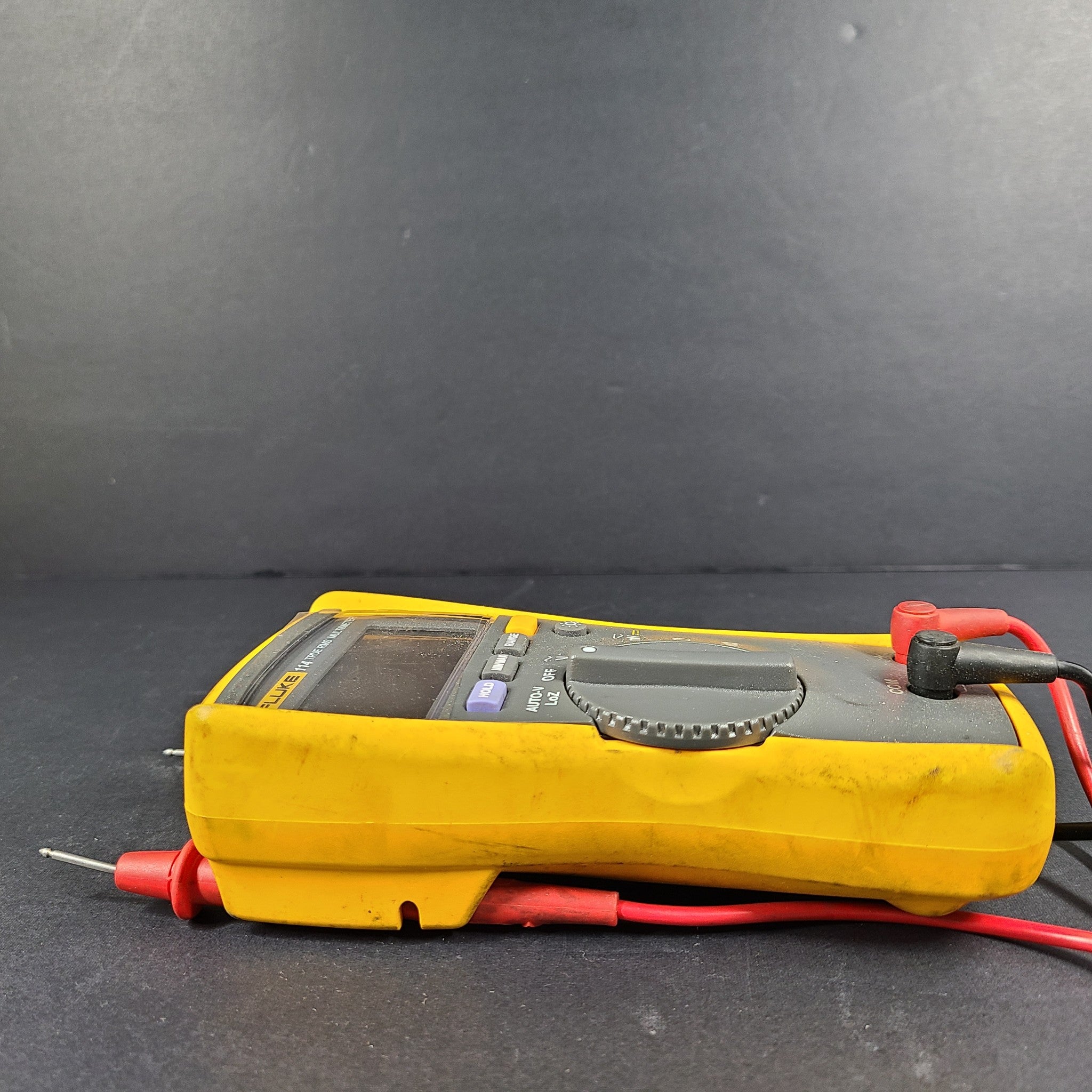 Fluke 114 True RMS Digital Multimeter Auto-Ranging Backlit Display with Leads