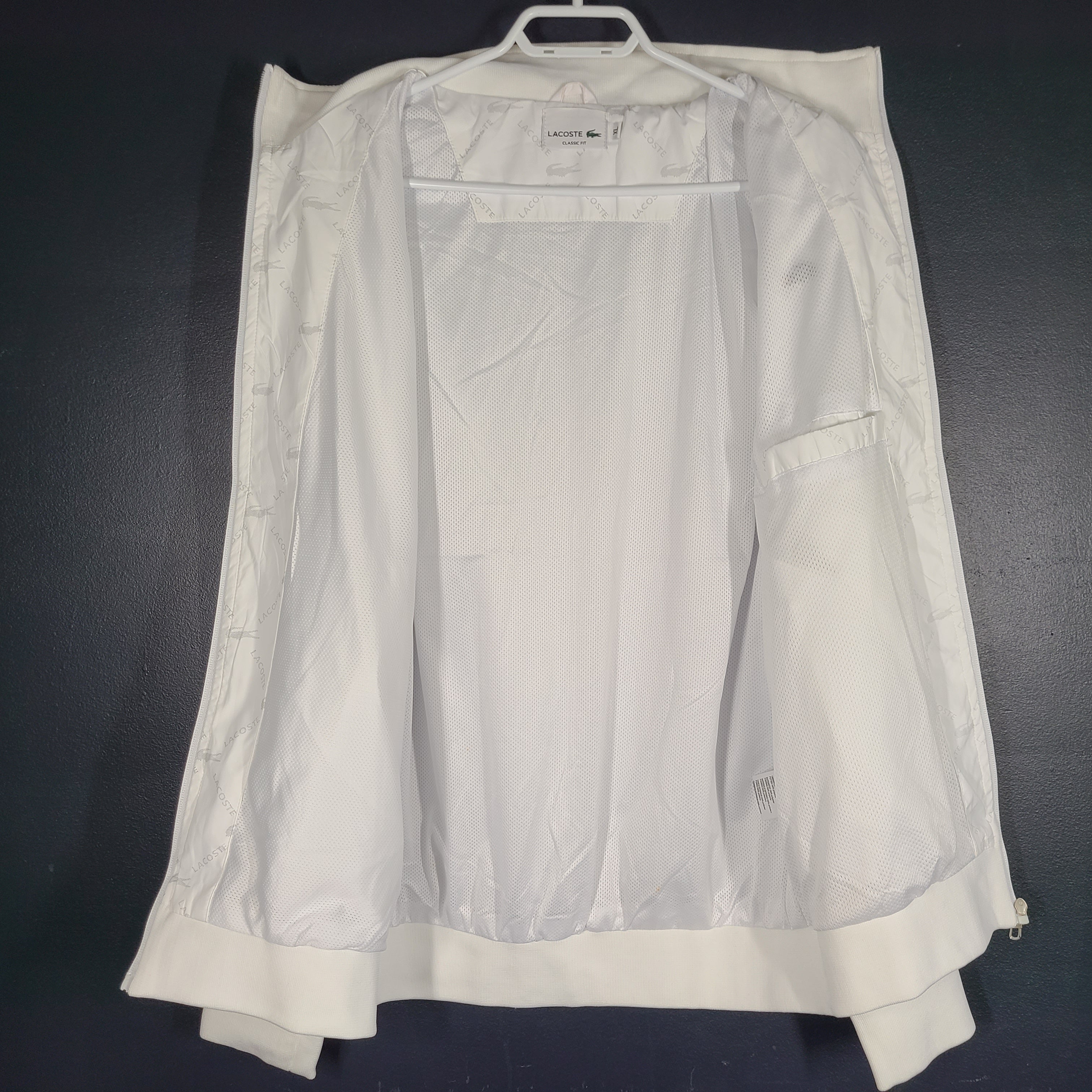 A stylish white Lacoste jacket for men in XL size.