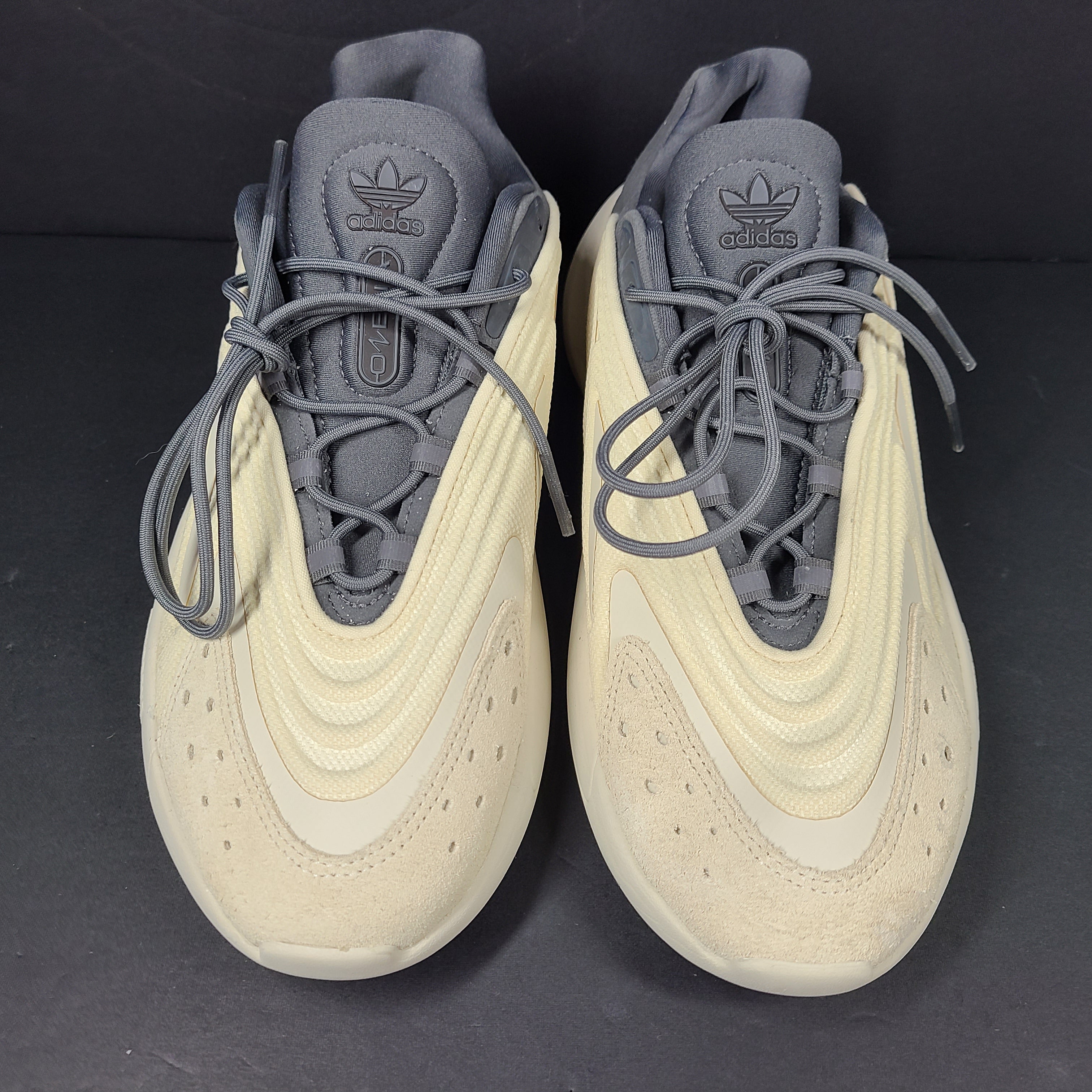 A pair of men's Adidas sneakers in size 9.5
