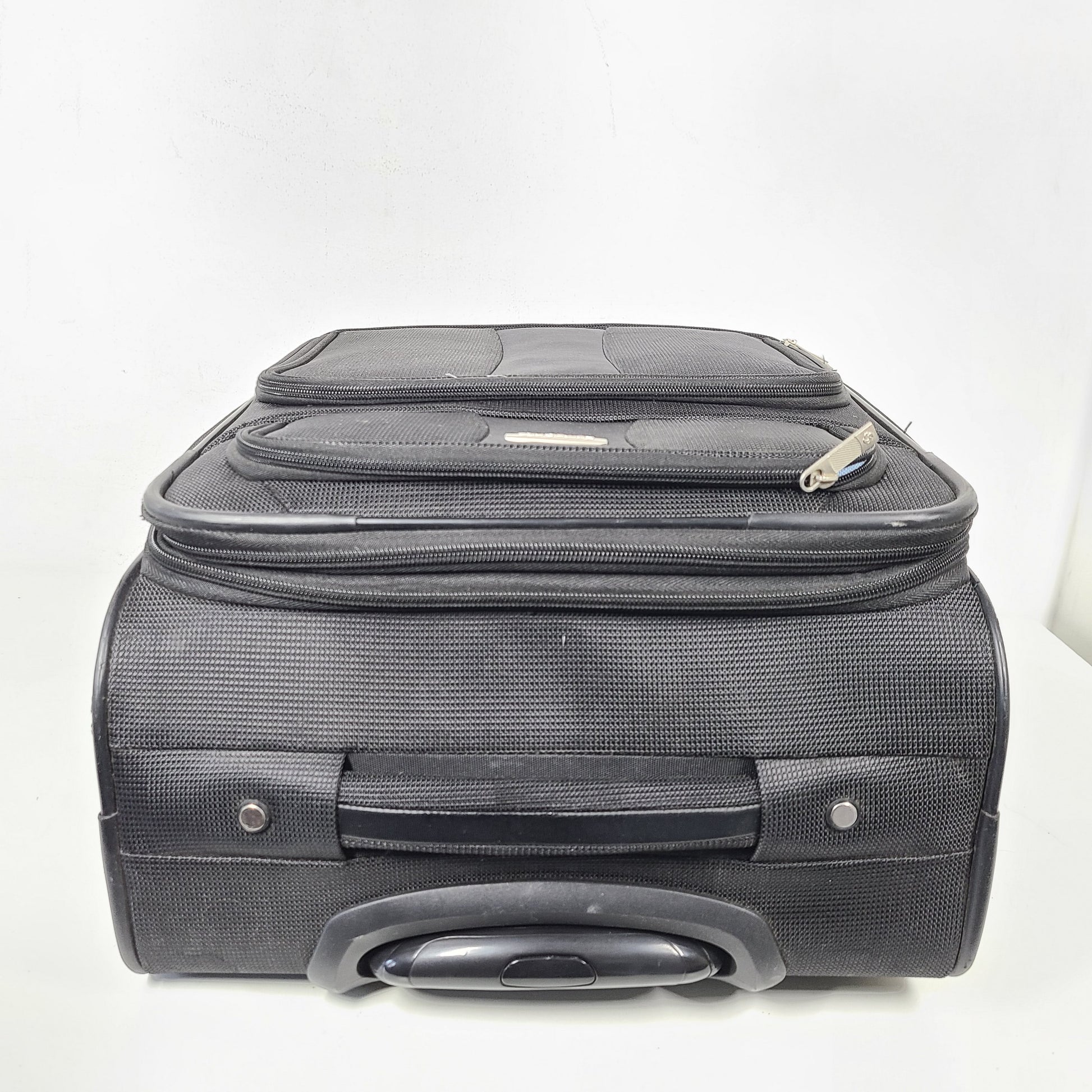 A black Samsonite spinner suitcase with model number NA01019309.