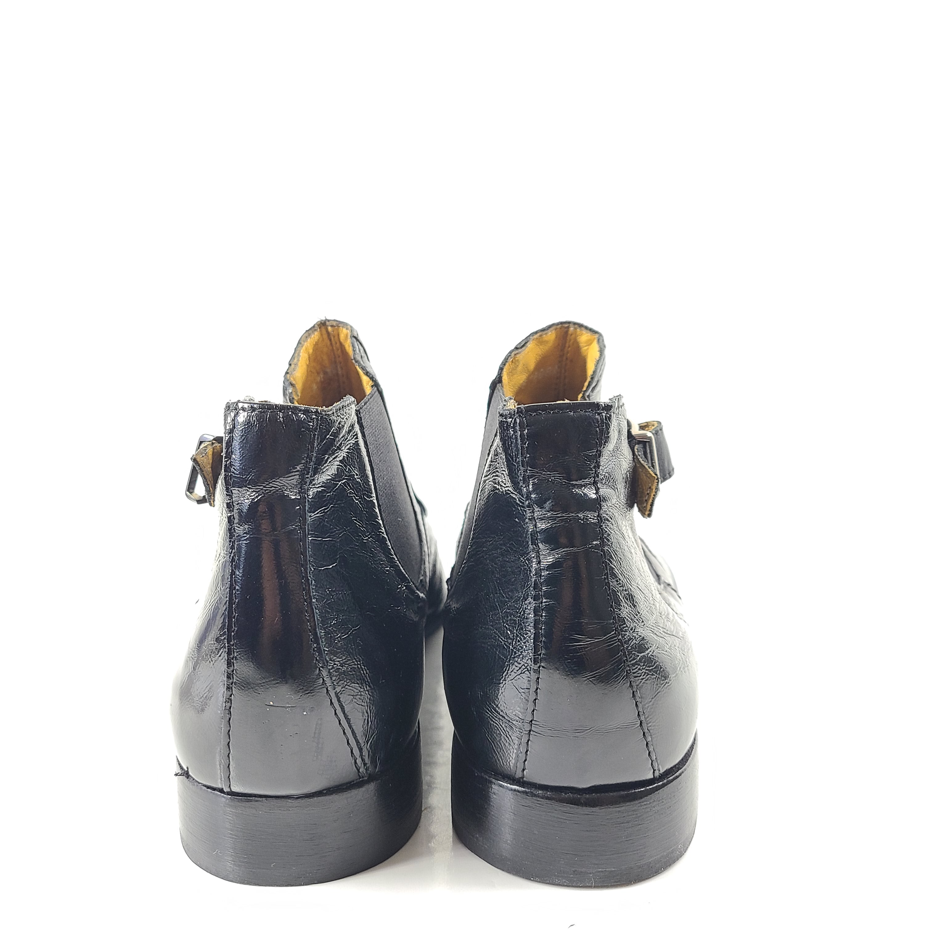 A pair of black leather Chelsea boots for men, size 44.