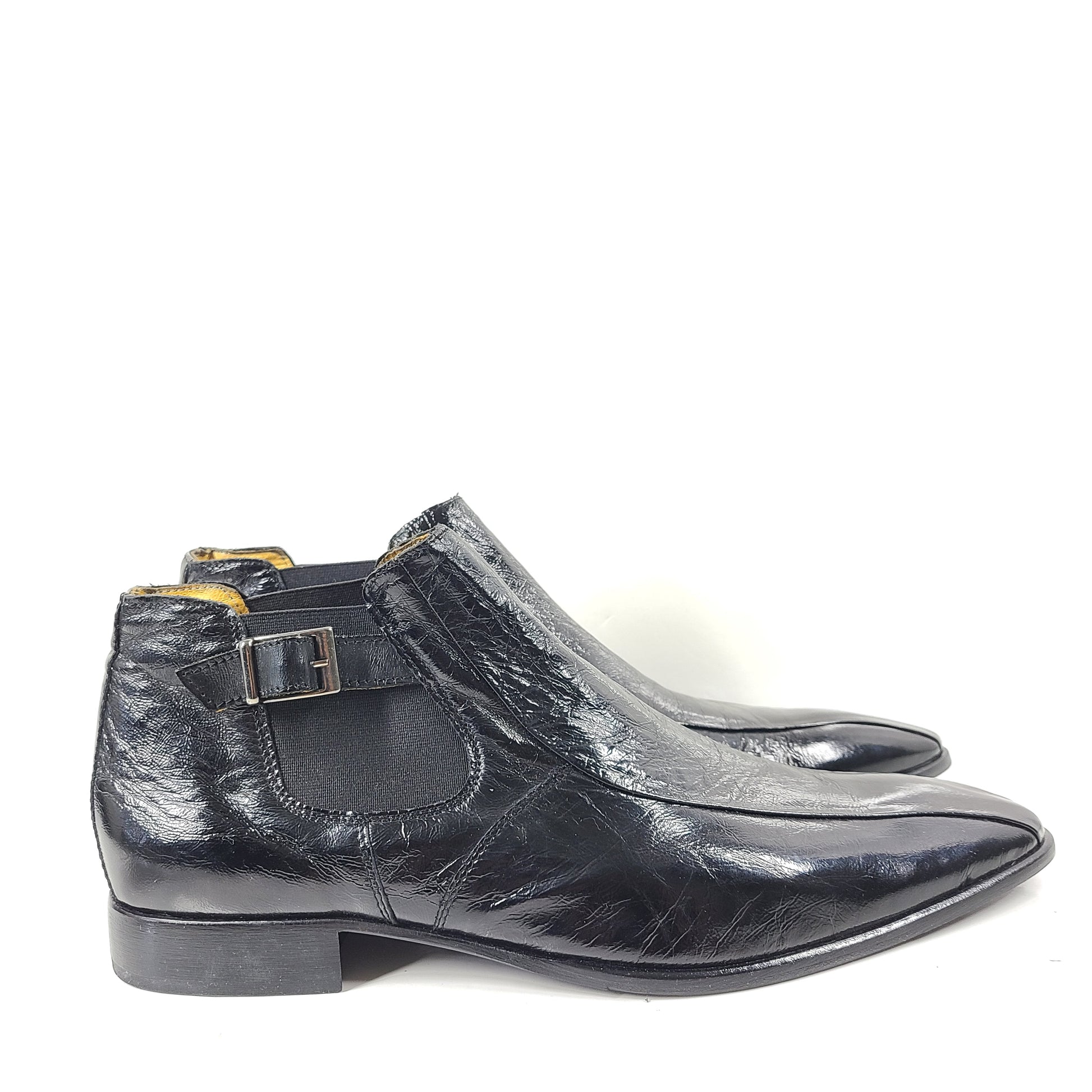 A pair of black leather Chelsea boots for men, size 44.
