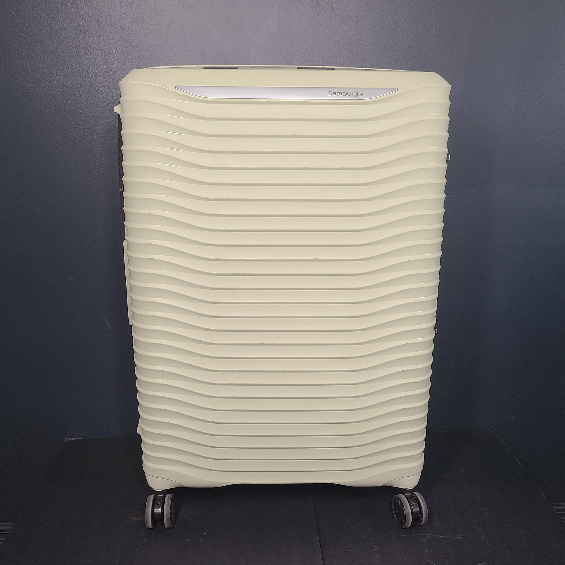 A sturdy Samsonite Spinner suitcase in black color