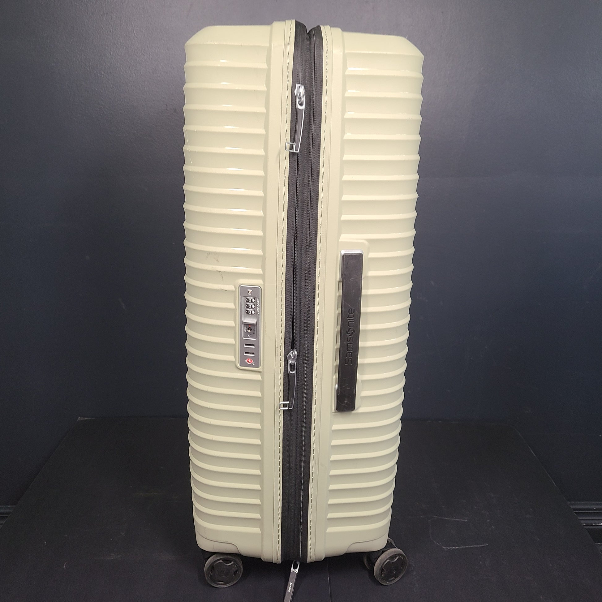 A sturdy Samsonite Spinner suitcase in black color