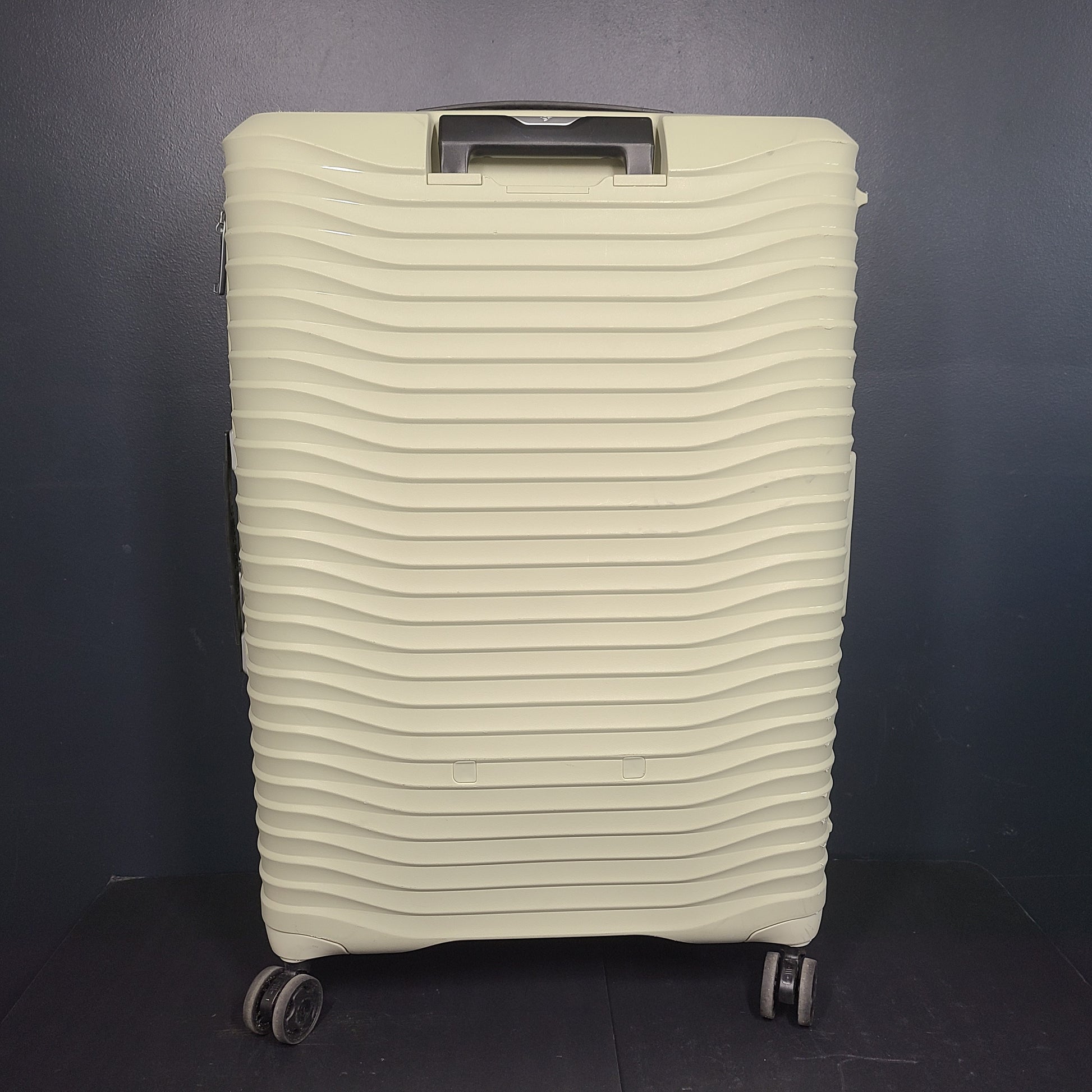 A sturdy Samsonite Spinner suitcase in black color