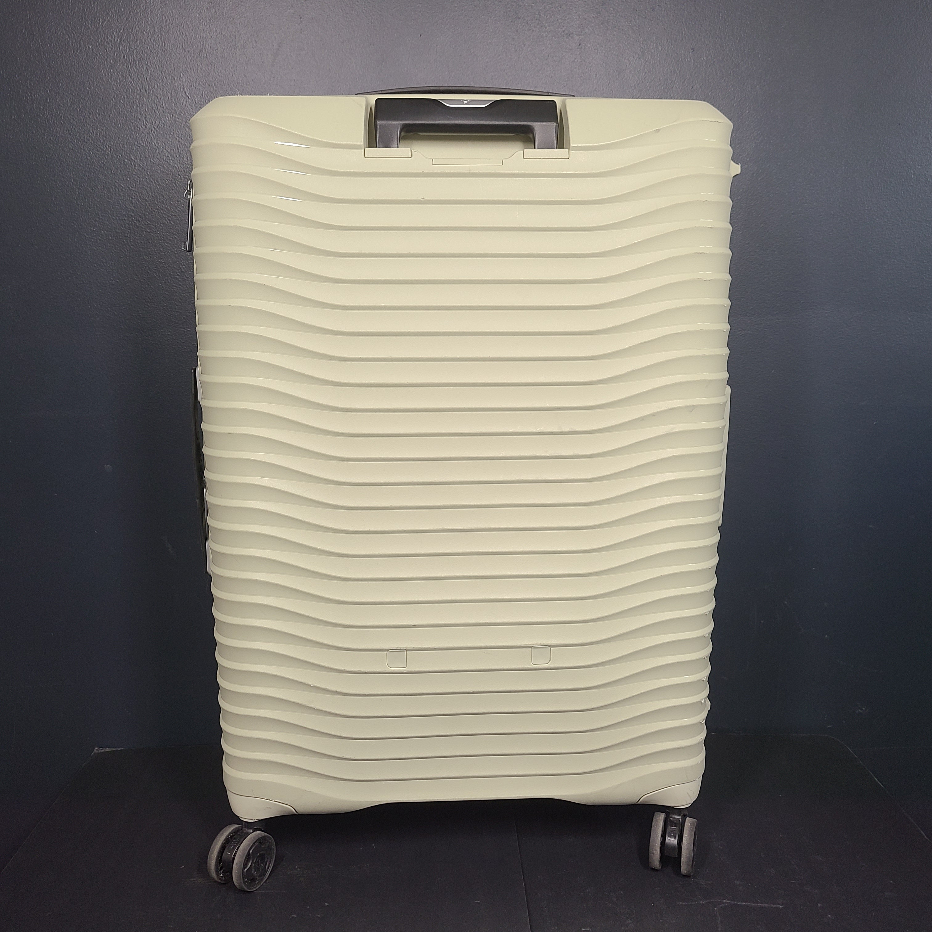 A sturdy Samsonite Spinner suitcase in black color