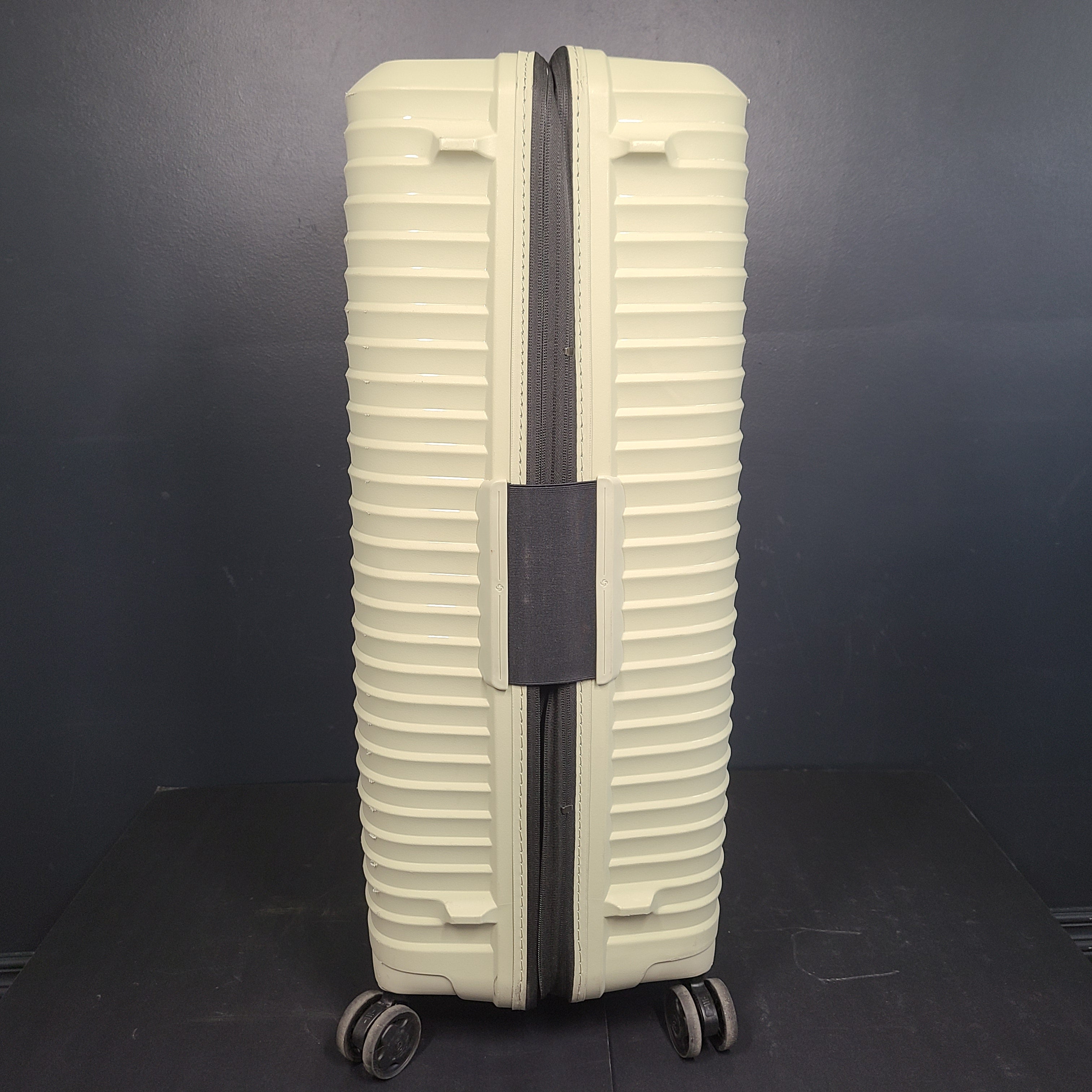 A sturdy Samsonite Spinner suitcase in black color