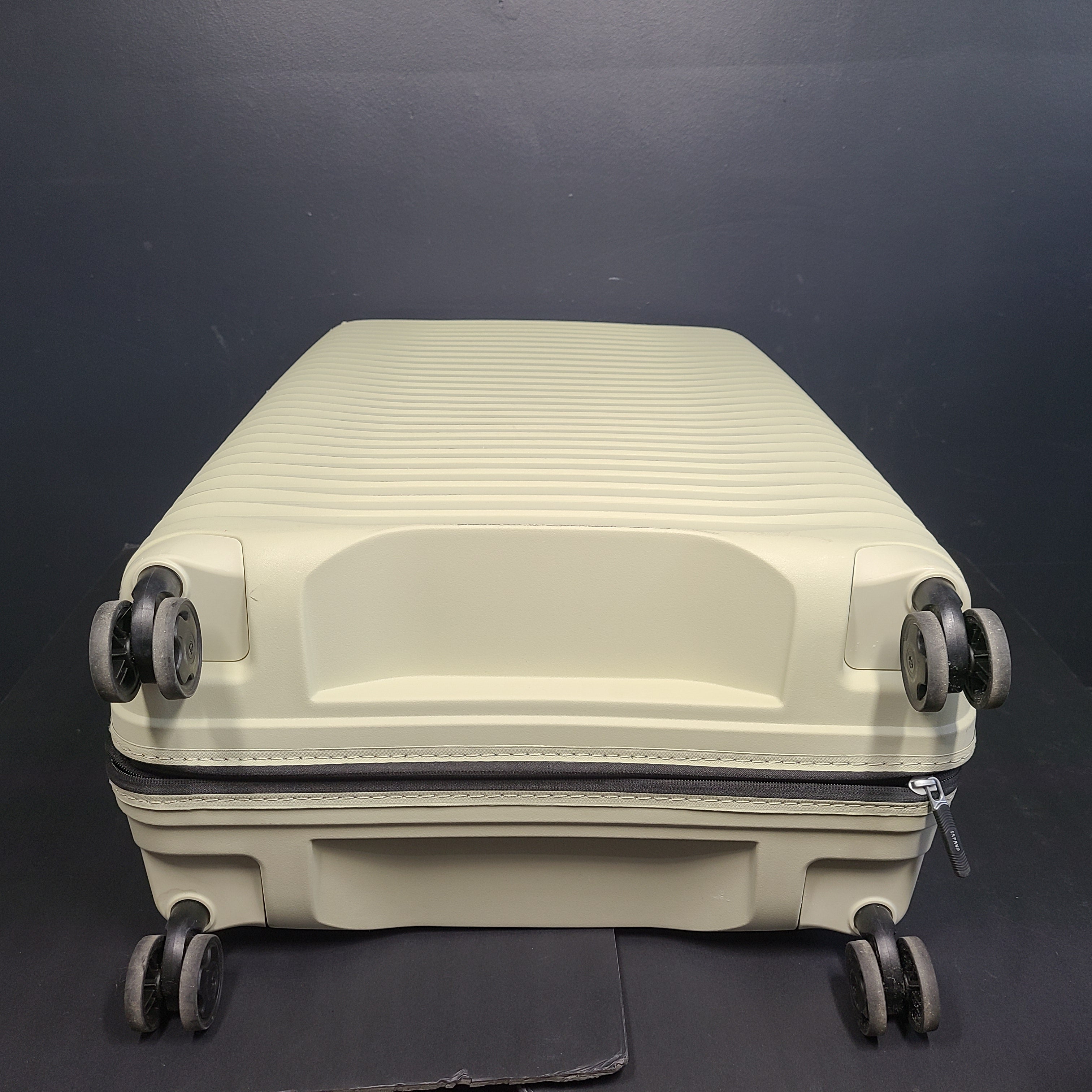 A sturdy Samsonite Spinner suitcase in black color