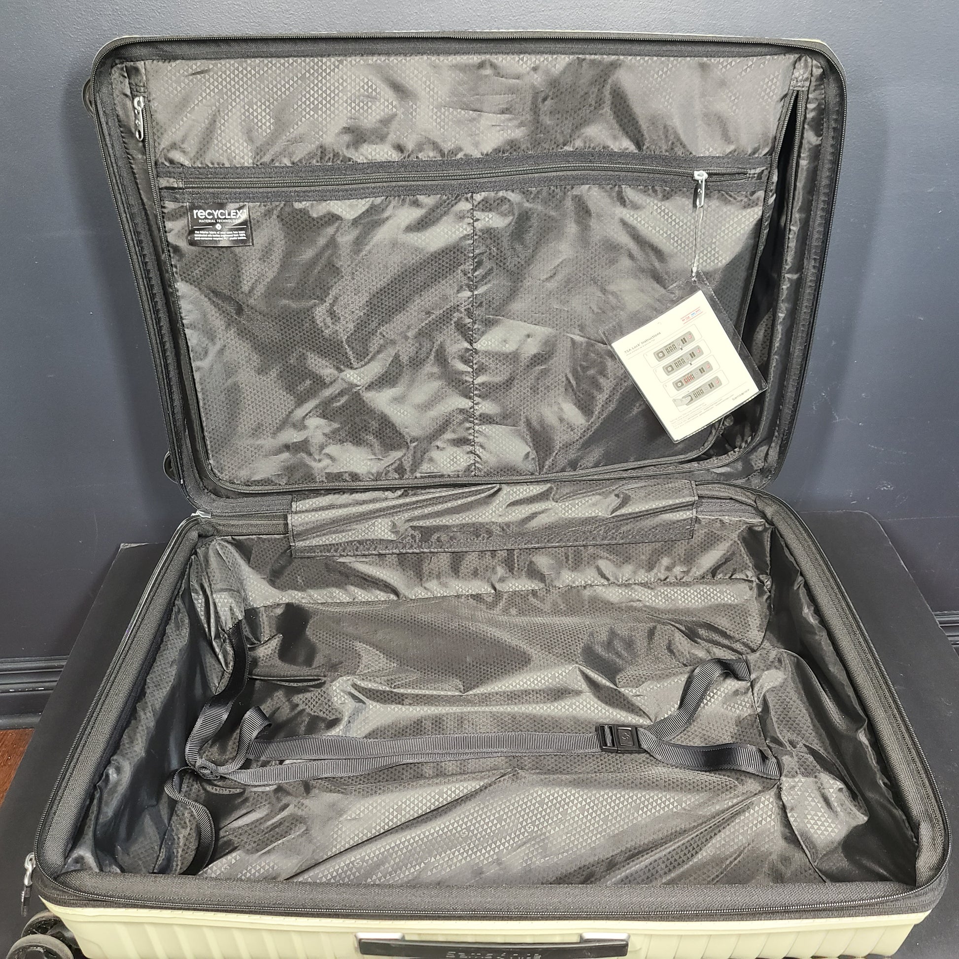 A sturdy Samsonite Spinner suitcase in black color