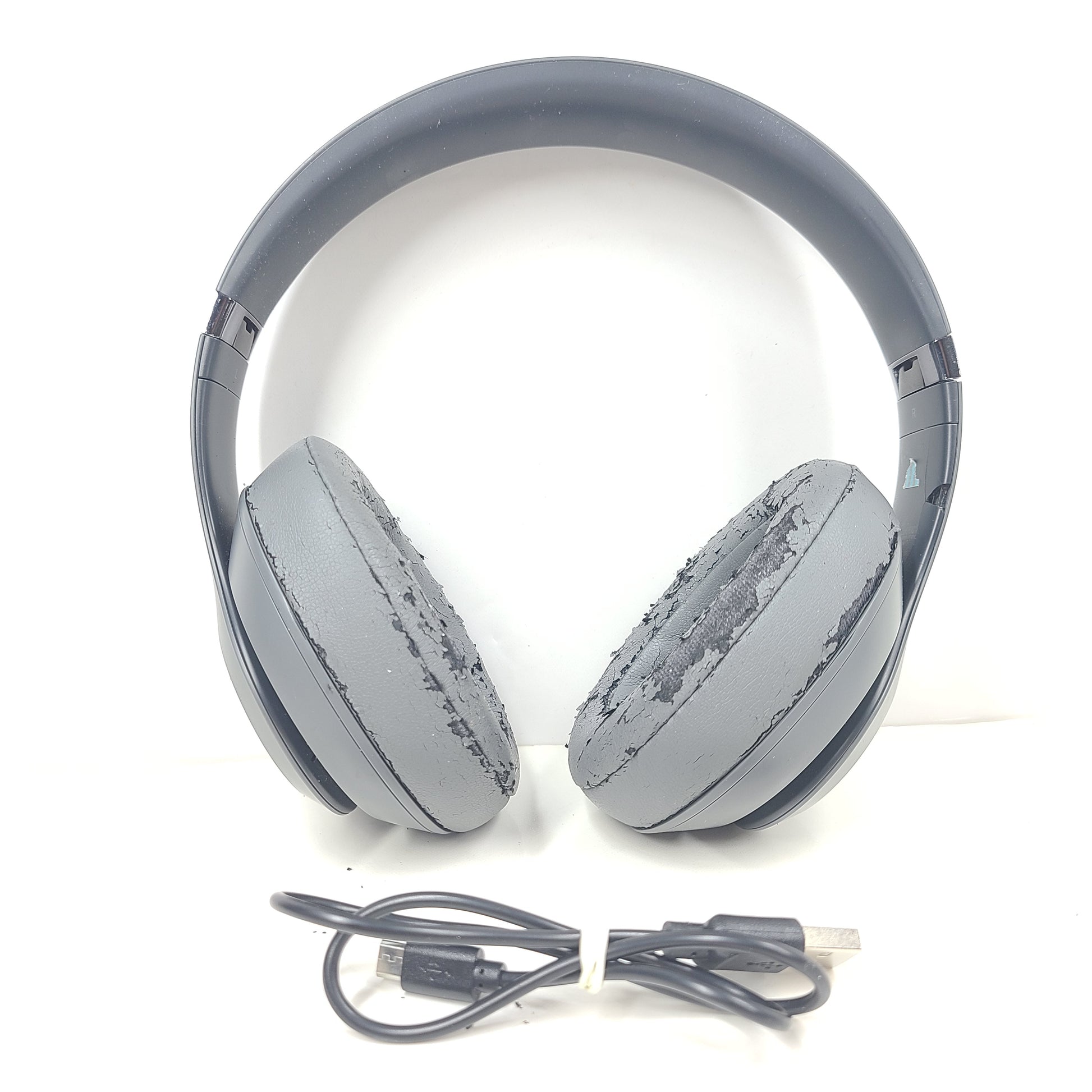A pair of Beats Studio3 Wireless Over-Ear Headphones in Gray color
