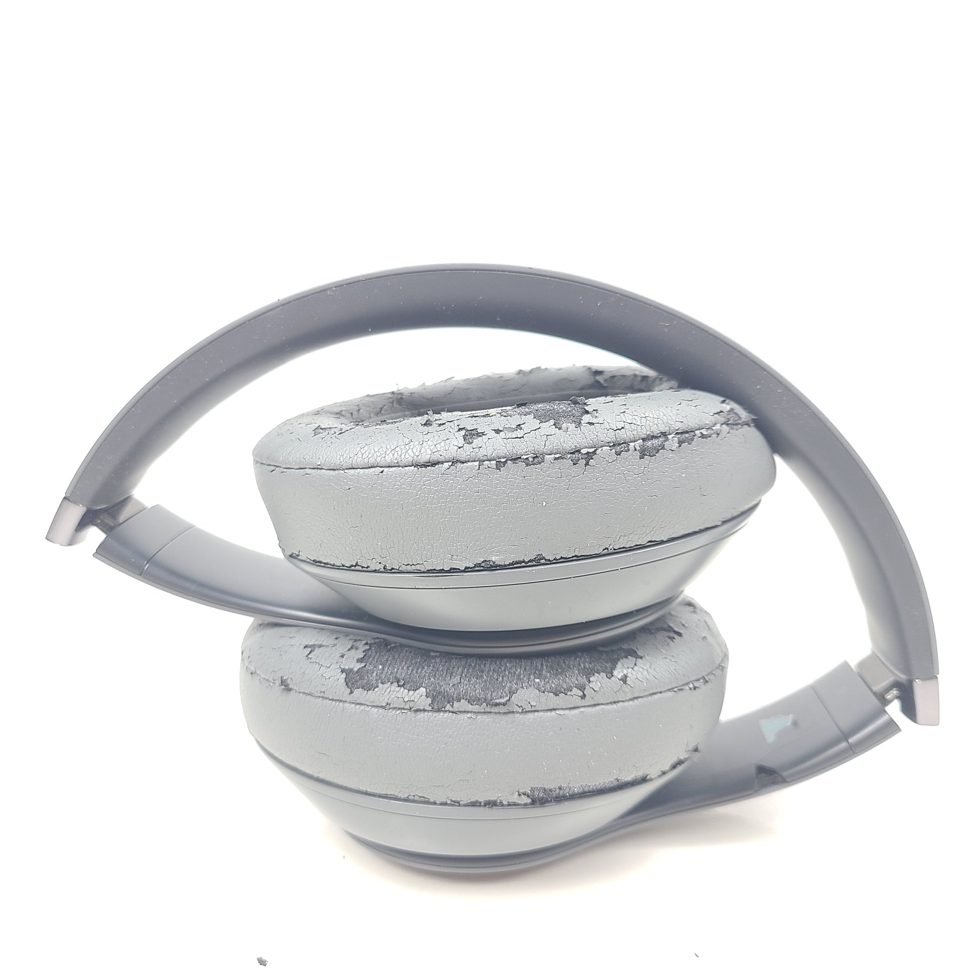 A pair of Beats Studio3 Wireless Over-Ear Headphones in Gray color