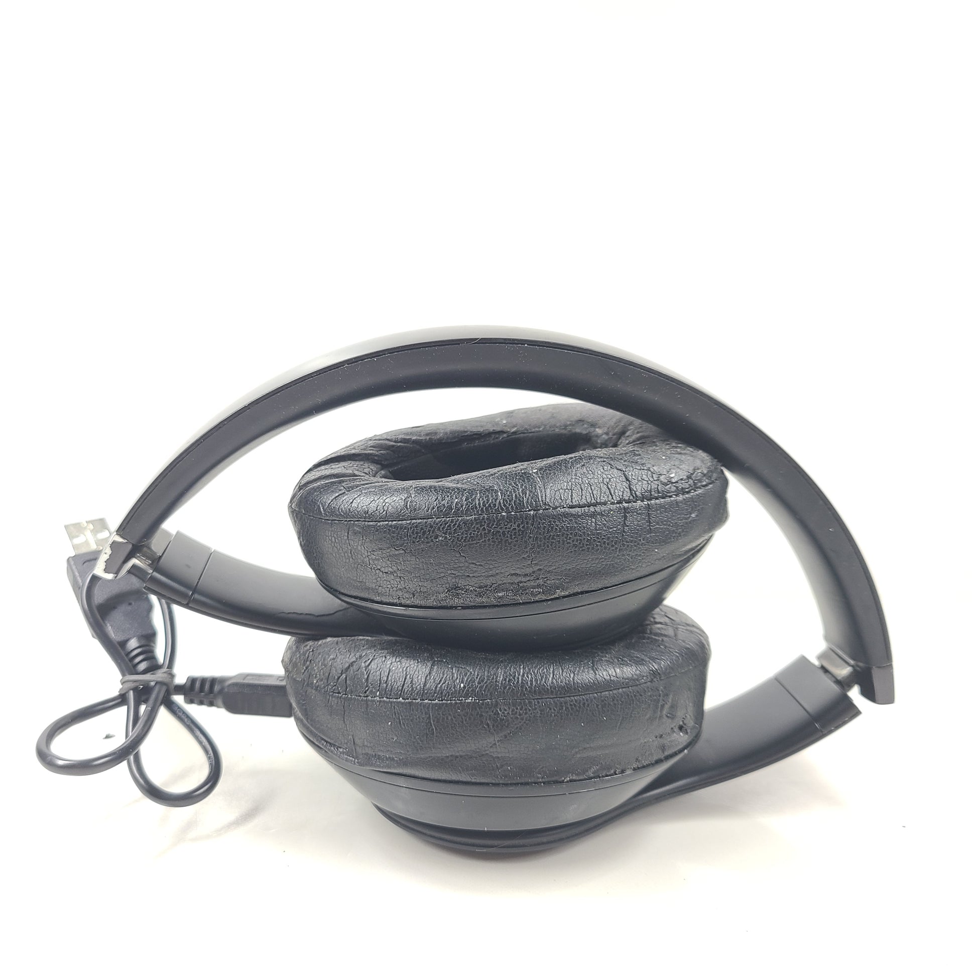 </strong> Enjoy premium wireless over-ear headphones from Beats in black color</p>