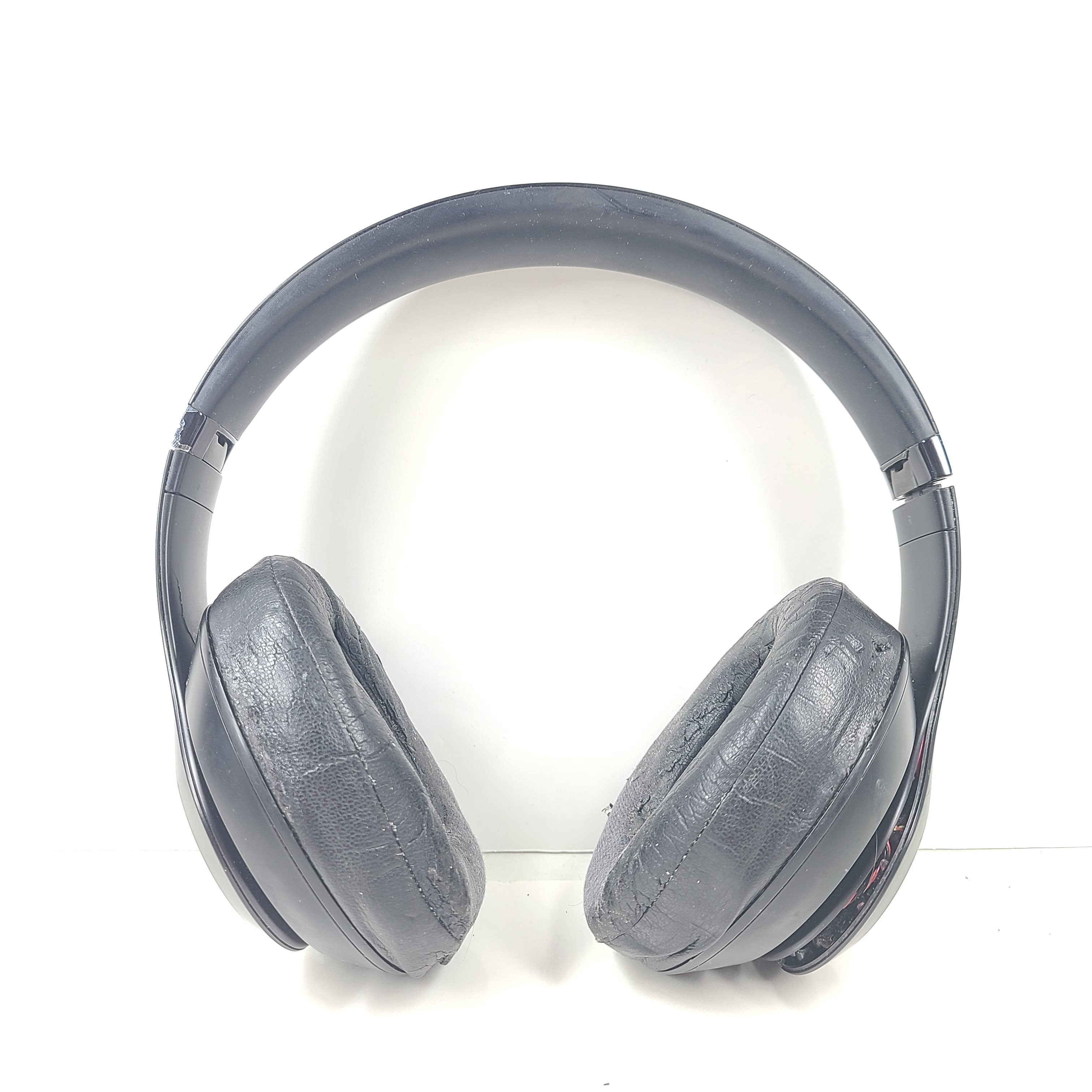 </strong> Enjoy premium wireless over-ear headphones from Beats in black color</p>