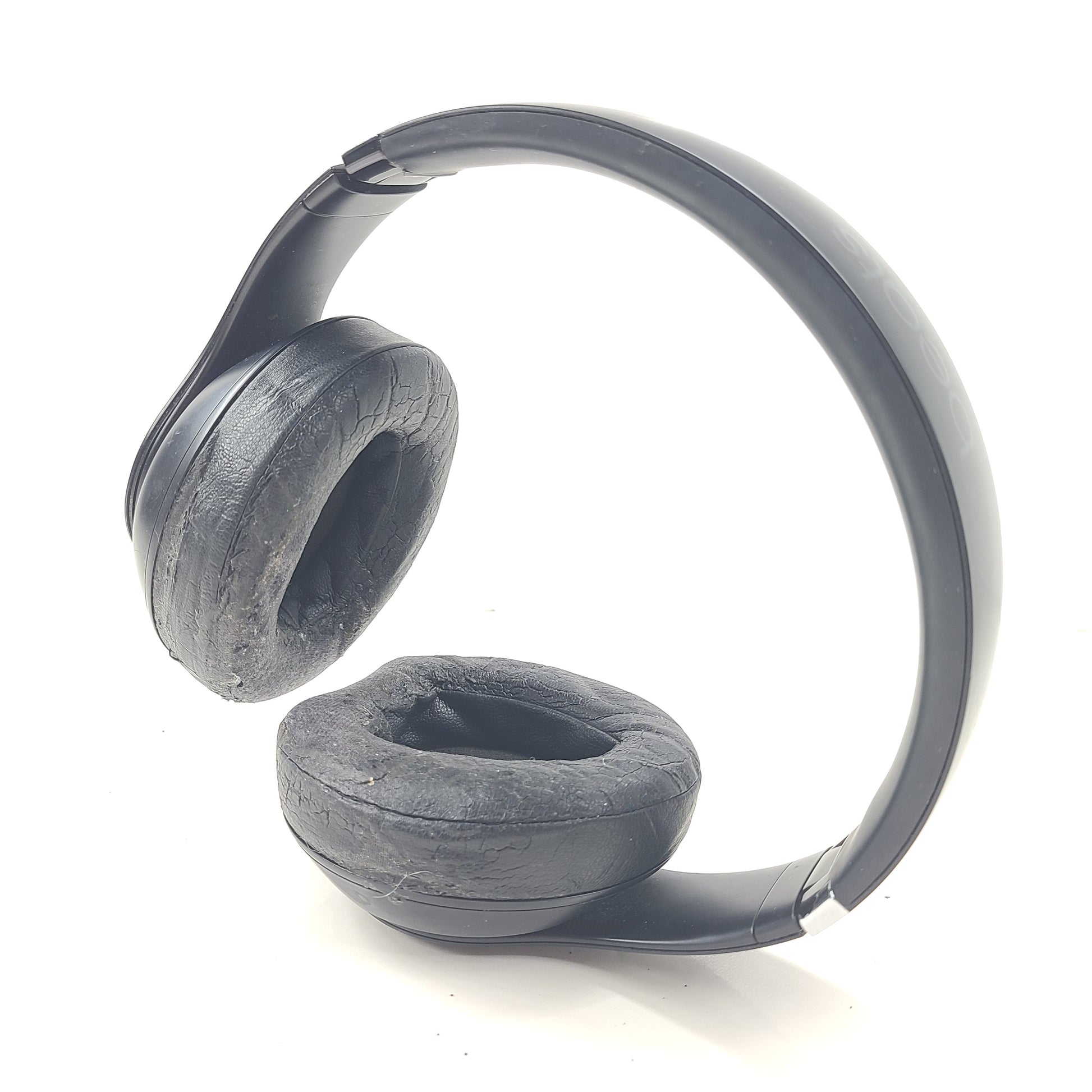 </strong> Enjoy premium wireless over-ear headphones from Beats in black color</p>