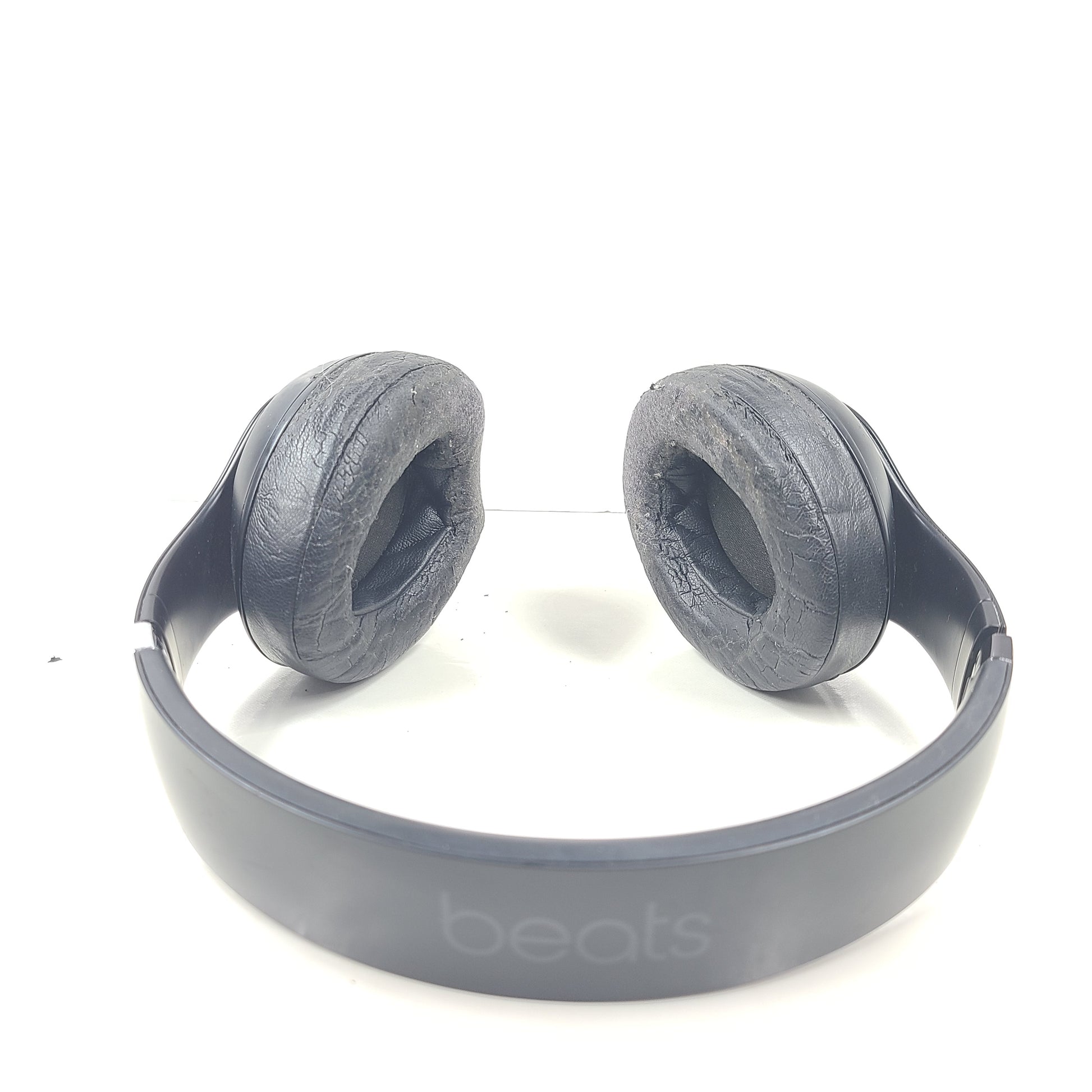 </strong> Enjoy premium wireless over-ear headphones from Beats in black color</p>