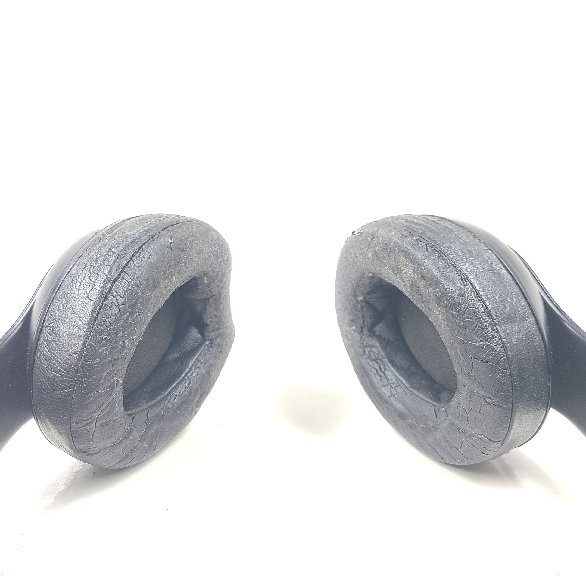 </strong> Enjoy premium wireless over-ear headphones from Beats in black color</p>