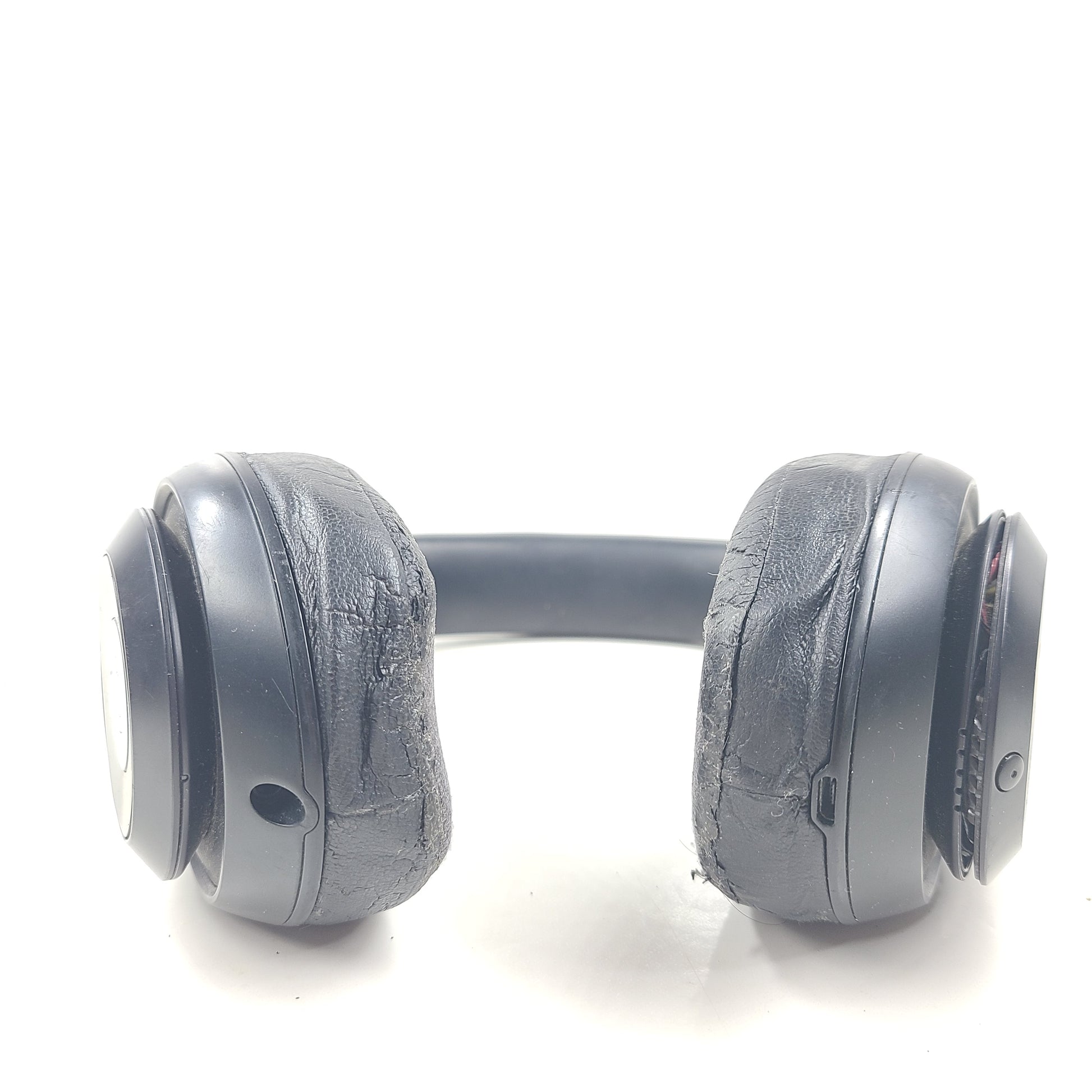 </strong> Enjoy premium wireless over-ear headphones from Beats in black color</p>