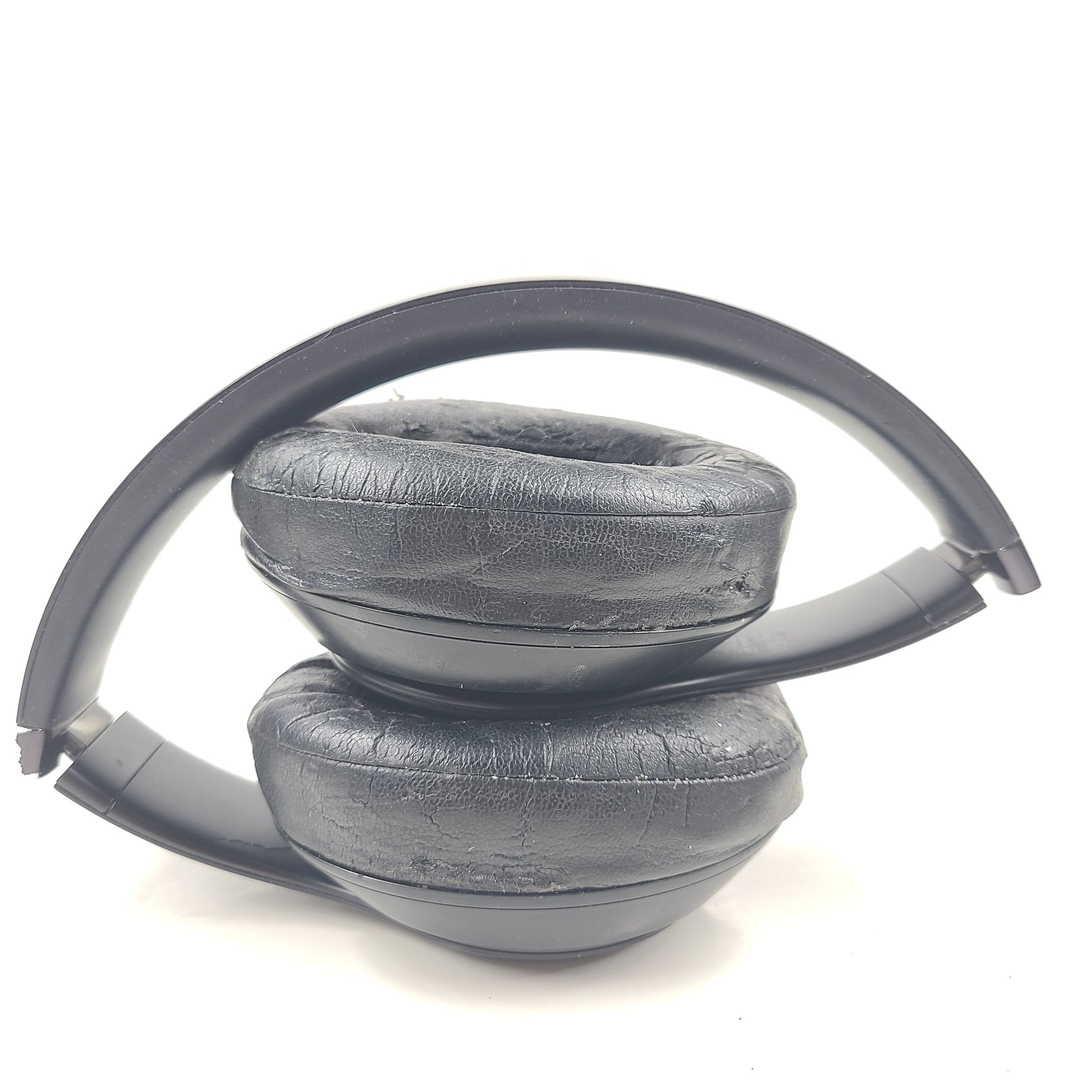 </strong> Enjoy premium wireless over-ear headphones from Beats in black color</p>