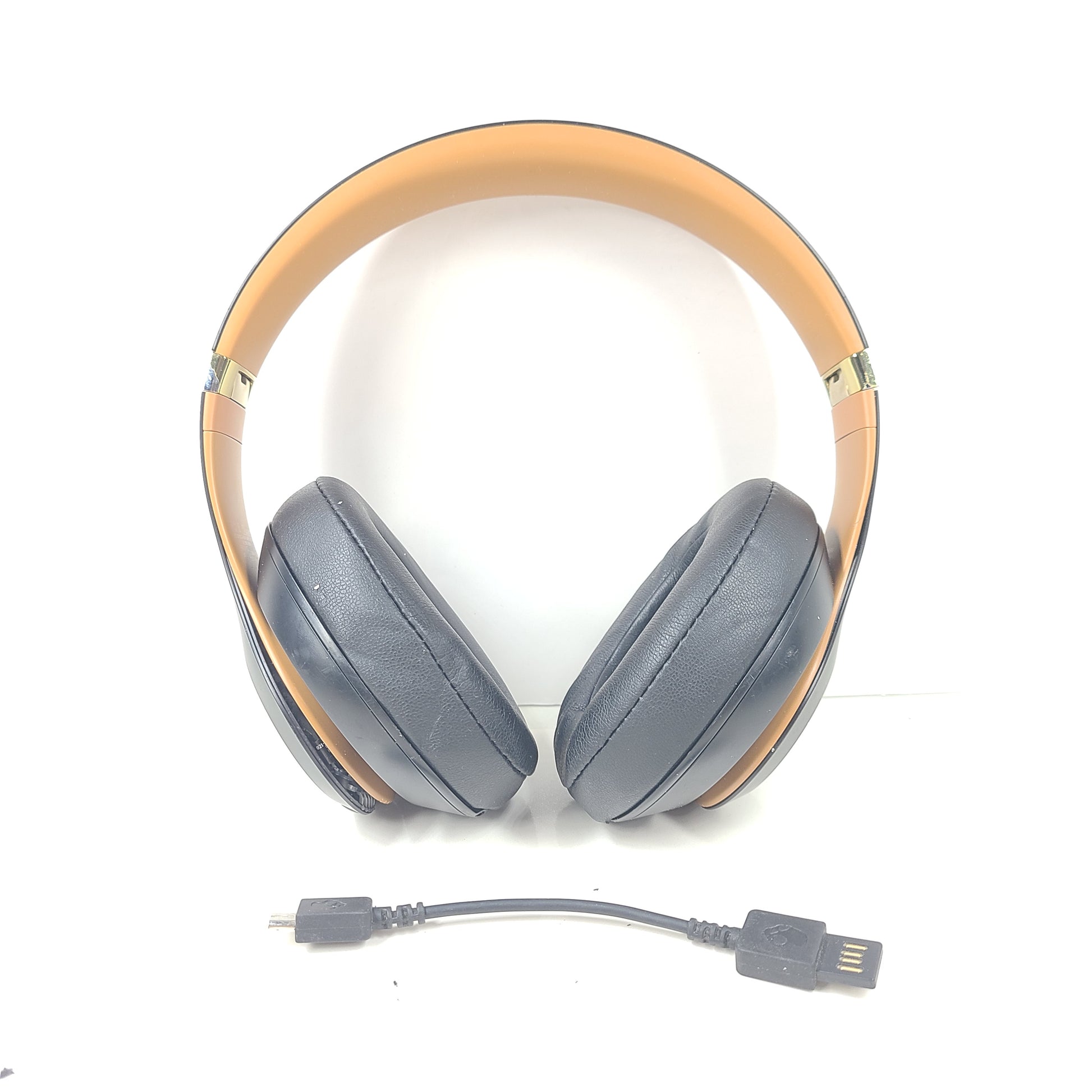 A premium listening experience with Beats Studio3 Wireless Over-Ear Headphones in Gold/Black design