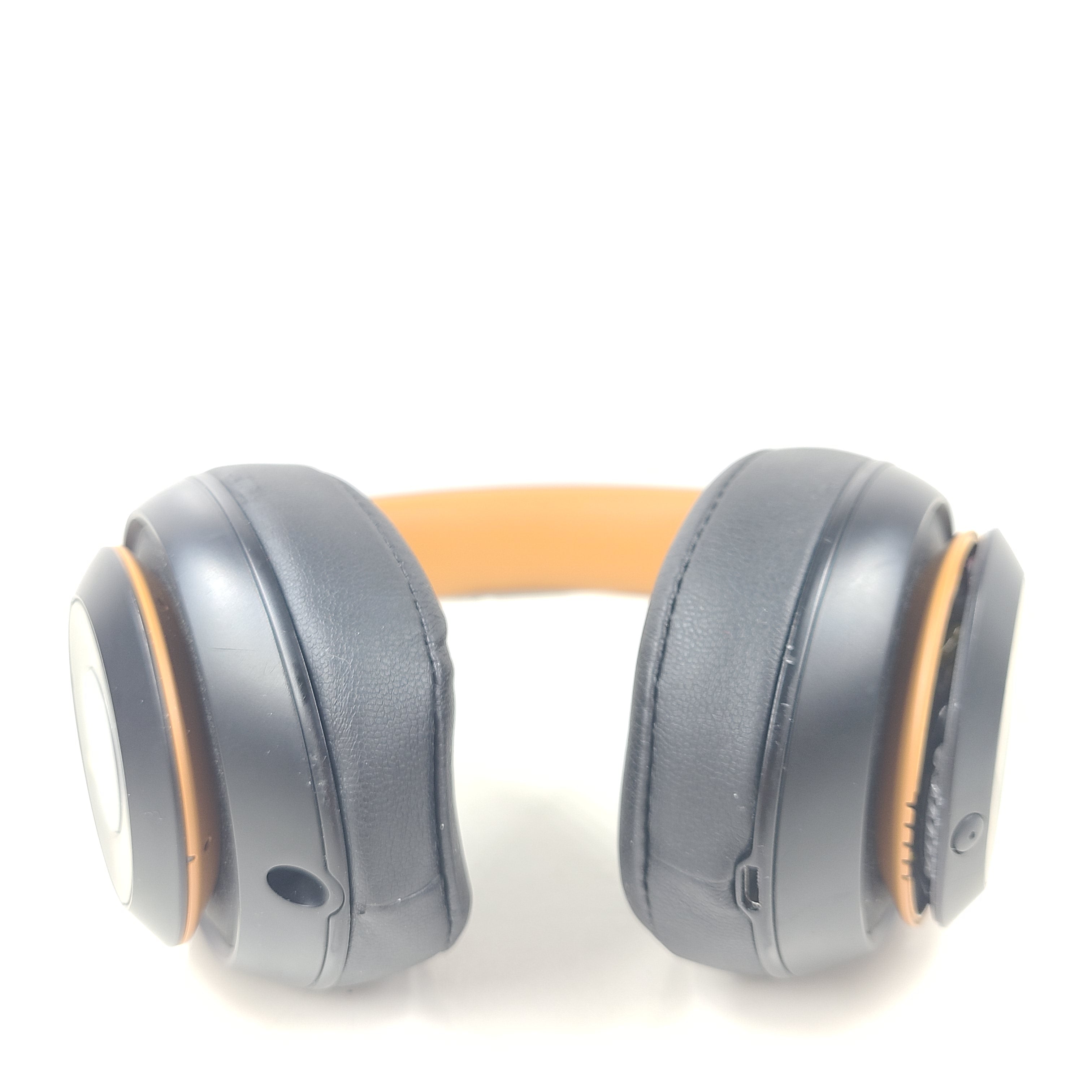 A premium listening experience with Beats Studio3 Wireless Over-Ear Headphones in Gold/Black design