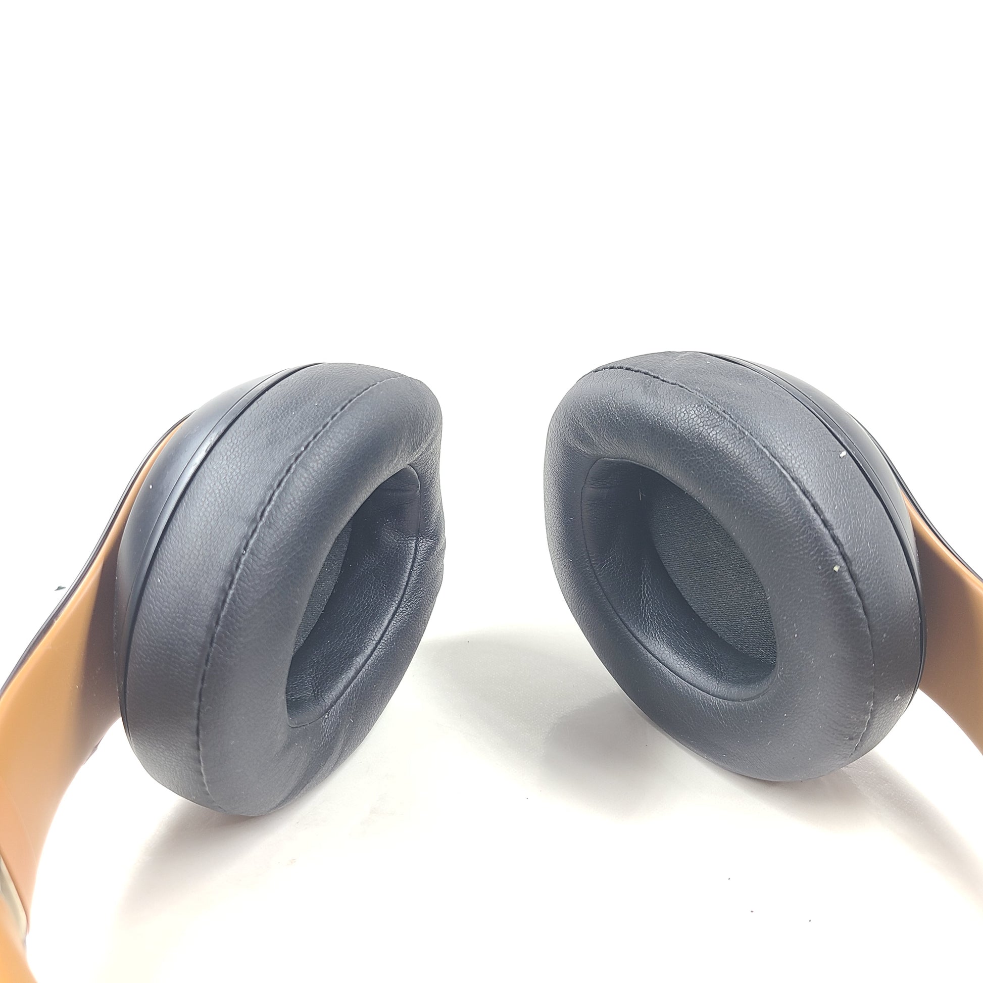 A premium listening experience with Beats Studio3 Wireless Over-Ear Headphones in Gold/Black design