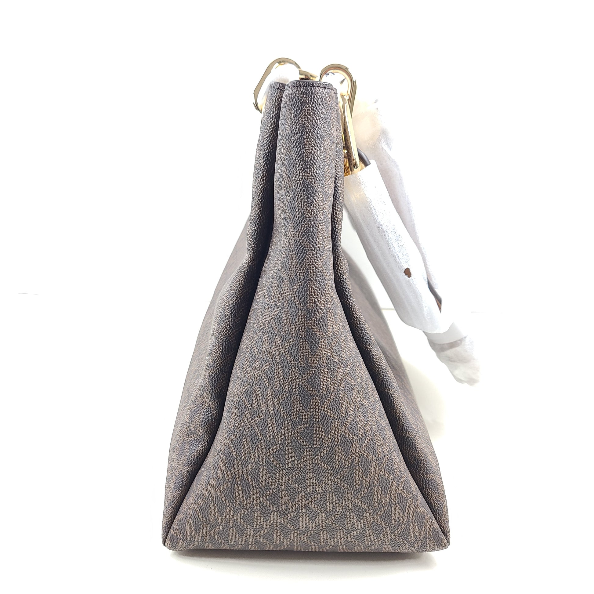 A stylish Michael Kors shoulder bag in brown color