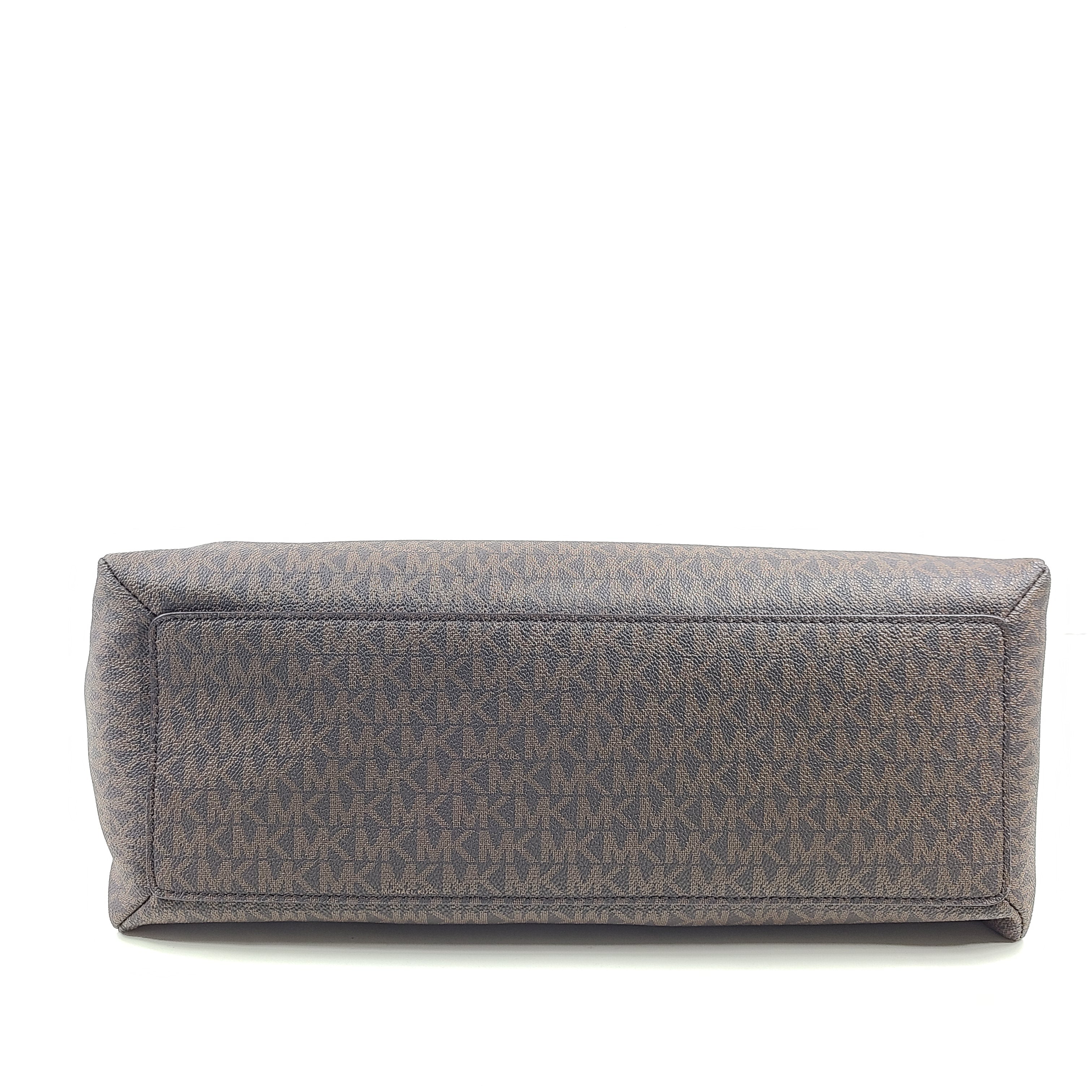 A stylish Michael Kors shoulder bag in brown color