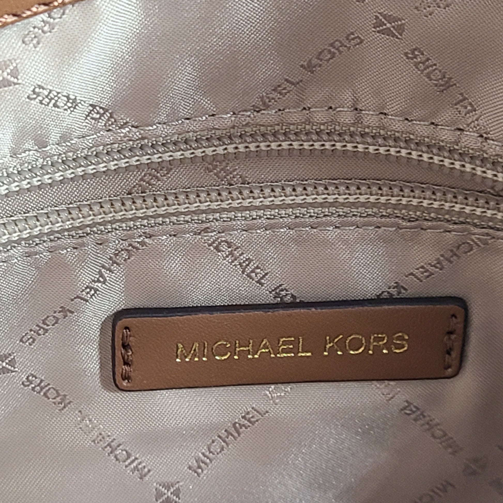A stylish Michael Kors shoulder bag in brown color