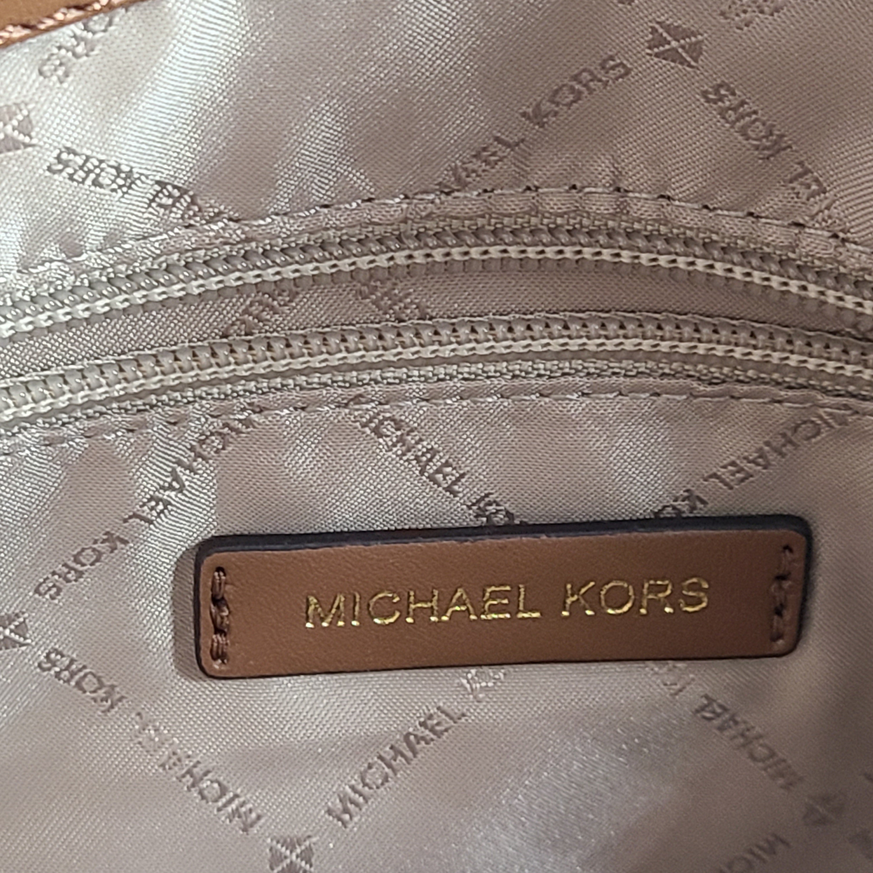A stylish Michael Kors shoulder bag in brown color