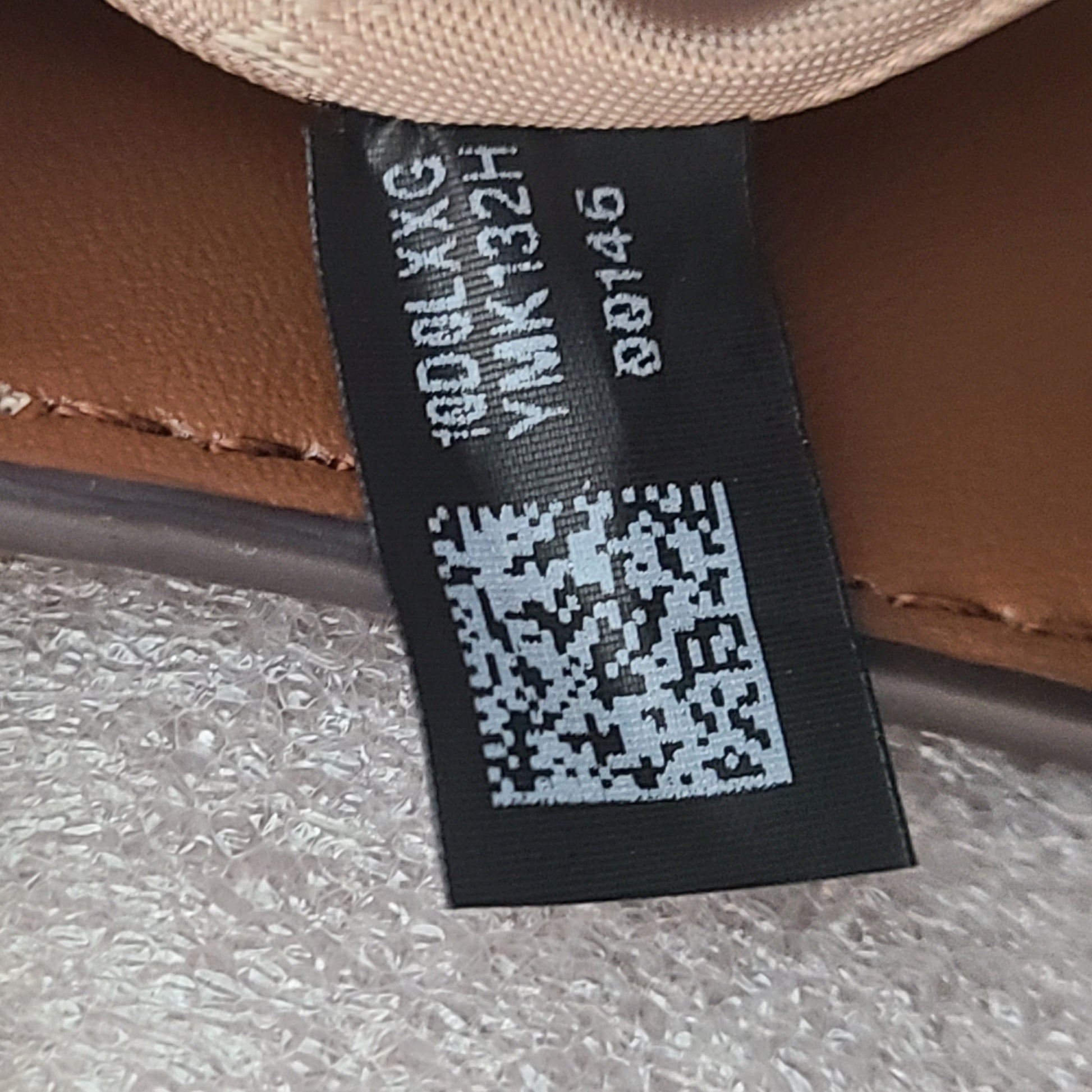 A stylish Michael Kors shoulder bag in brown color