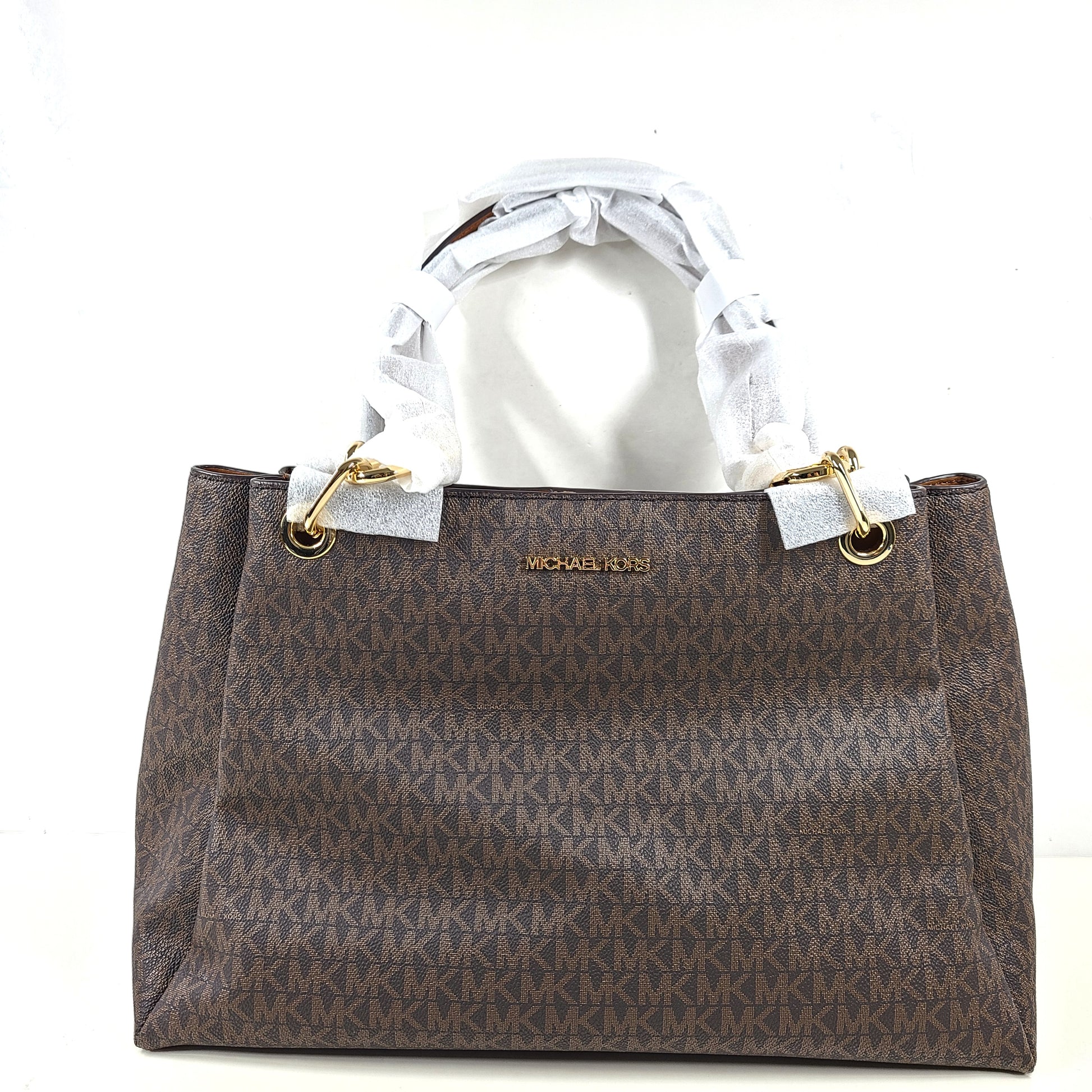 A stylish Michael Kors shoulder bag in brown color