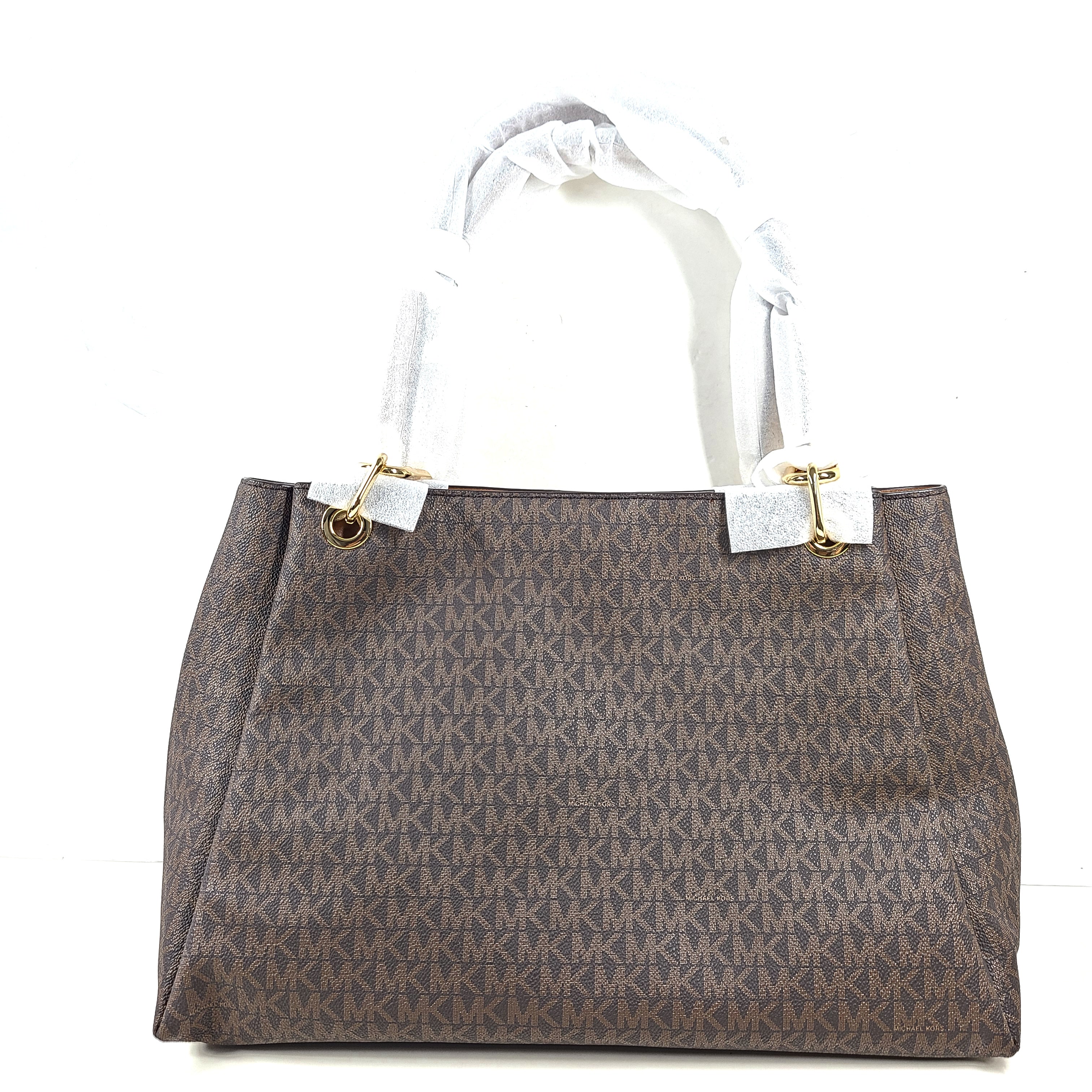 A stylish Michael Kors shoulder bag in brown color