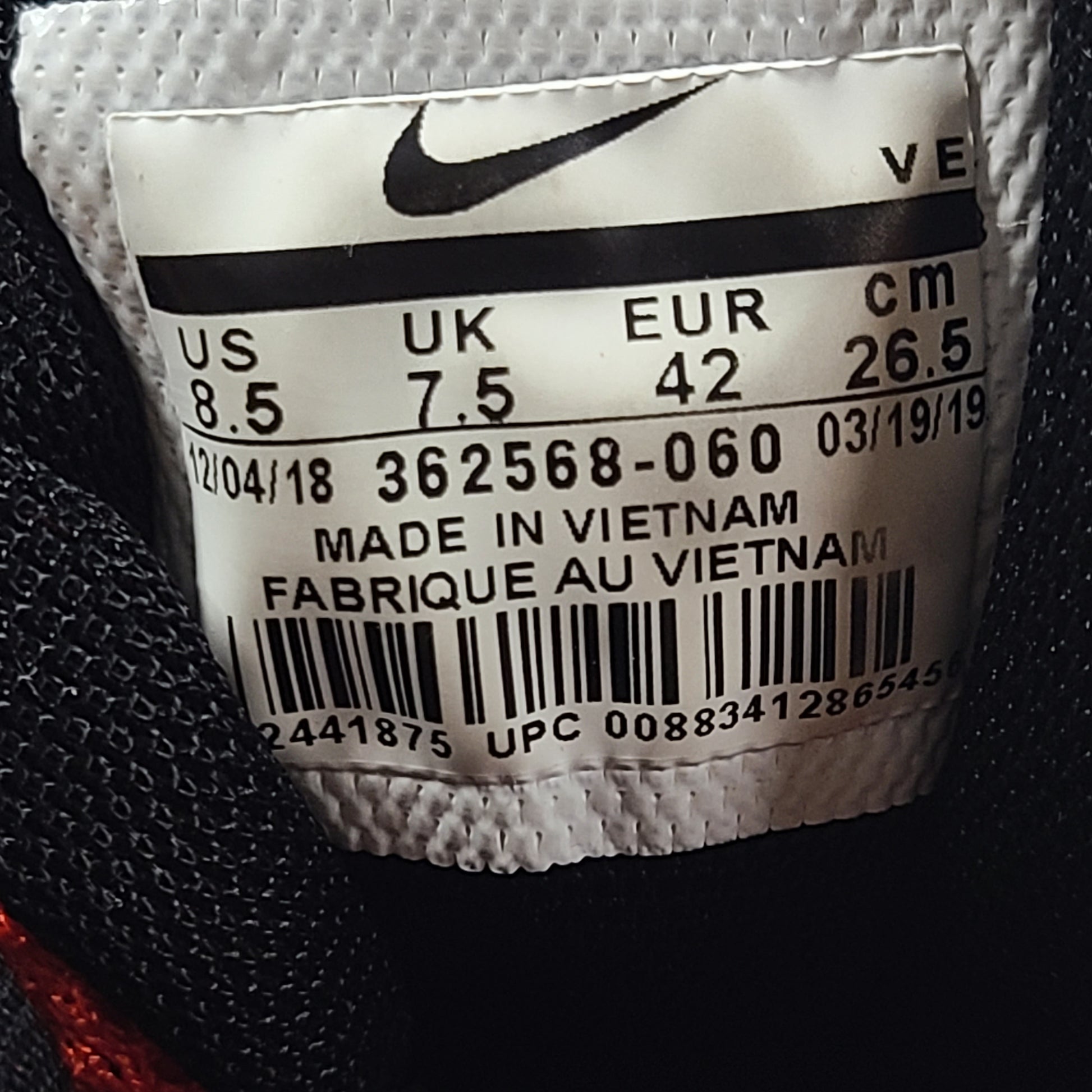 A pair of Nike React 270 red running shoes, size 8.5 EUR 42.